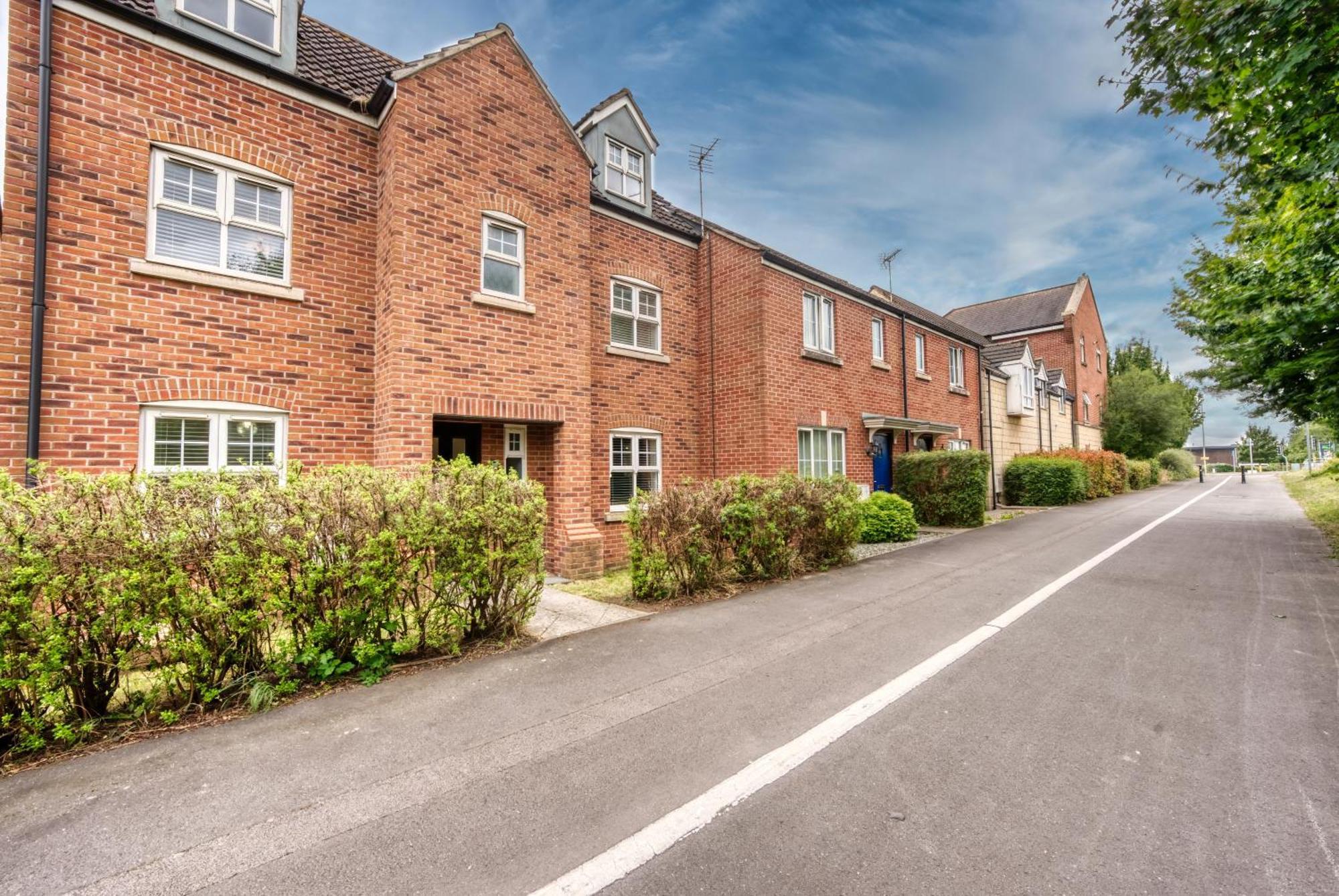 Apartment Spacious 6-bedroom House - 3 Parking Spaces - Superfast Wi-fi - Close To M5 - Long-stay Rates! *