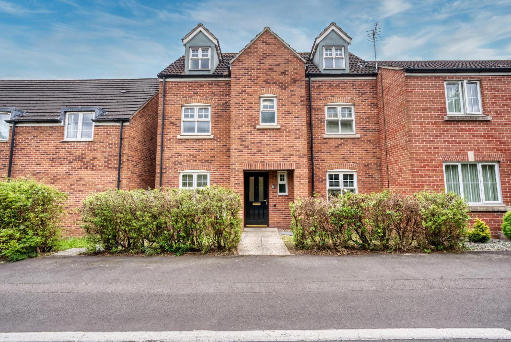 Spacious 6-bedroom House - 3 Parking Spaces - Superfast Wi-fi - Close To M5 - Long-stay Rates! Apartment Gloucester