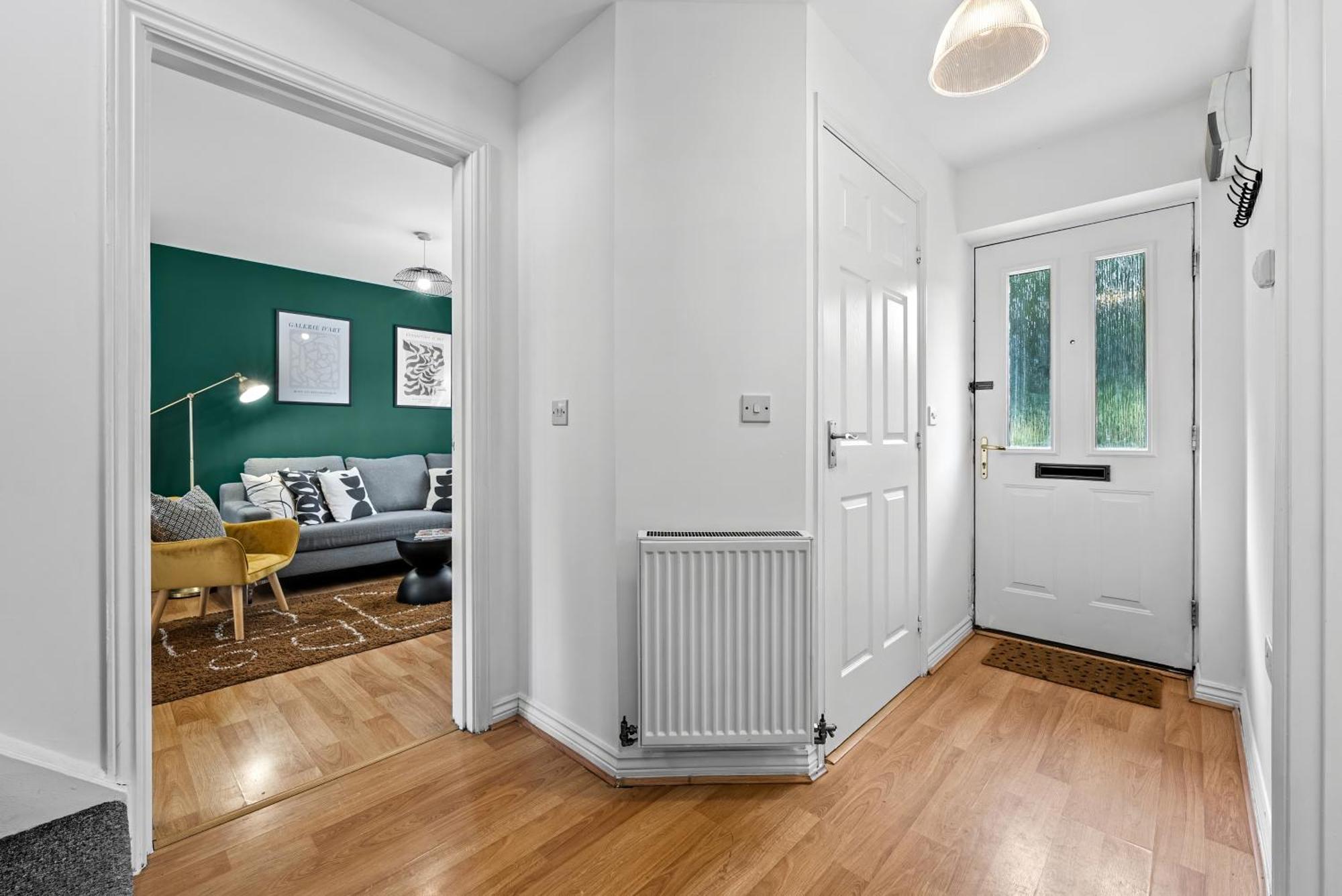 Spacious 6-bedroom House - 3 Parking Spaces - Superfast Wi-fi - Close To M5 - Long-stay Rates! * Gloucester