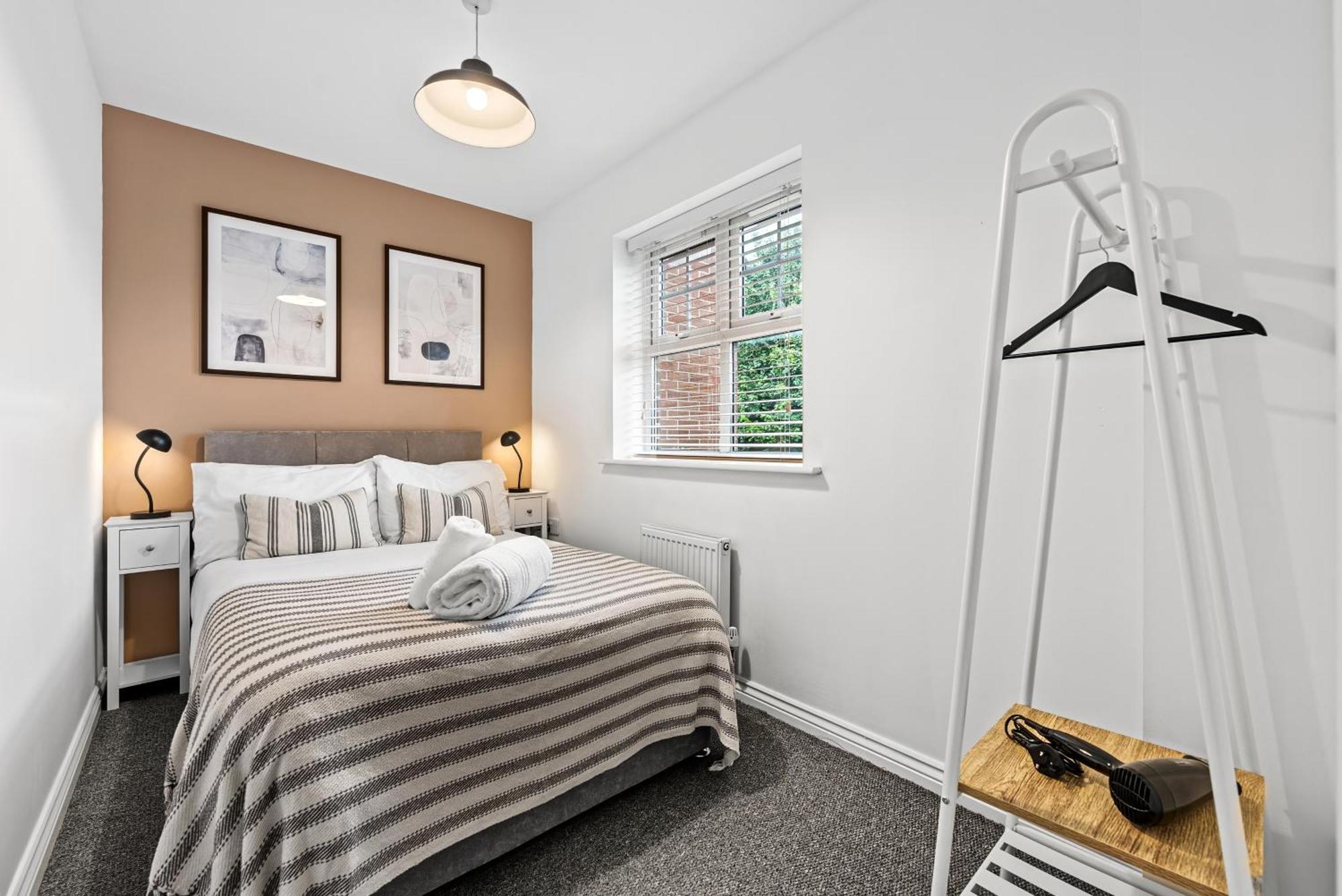 Apartment Spacious 6-bedroom House - 3 Parking Spaces - Superfast Wi-fi - Close To M5 - Long-stay Rates!