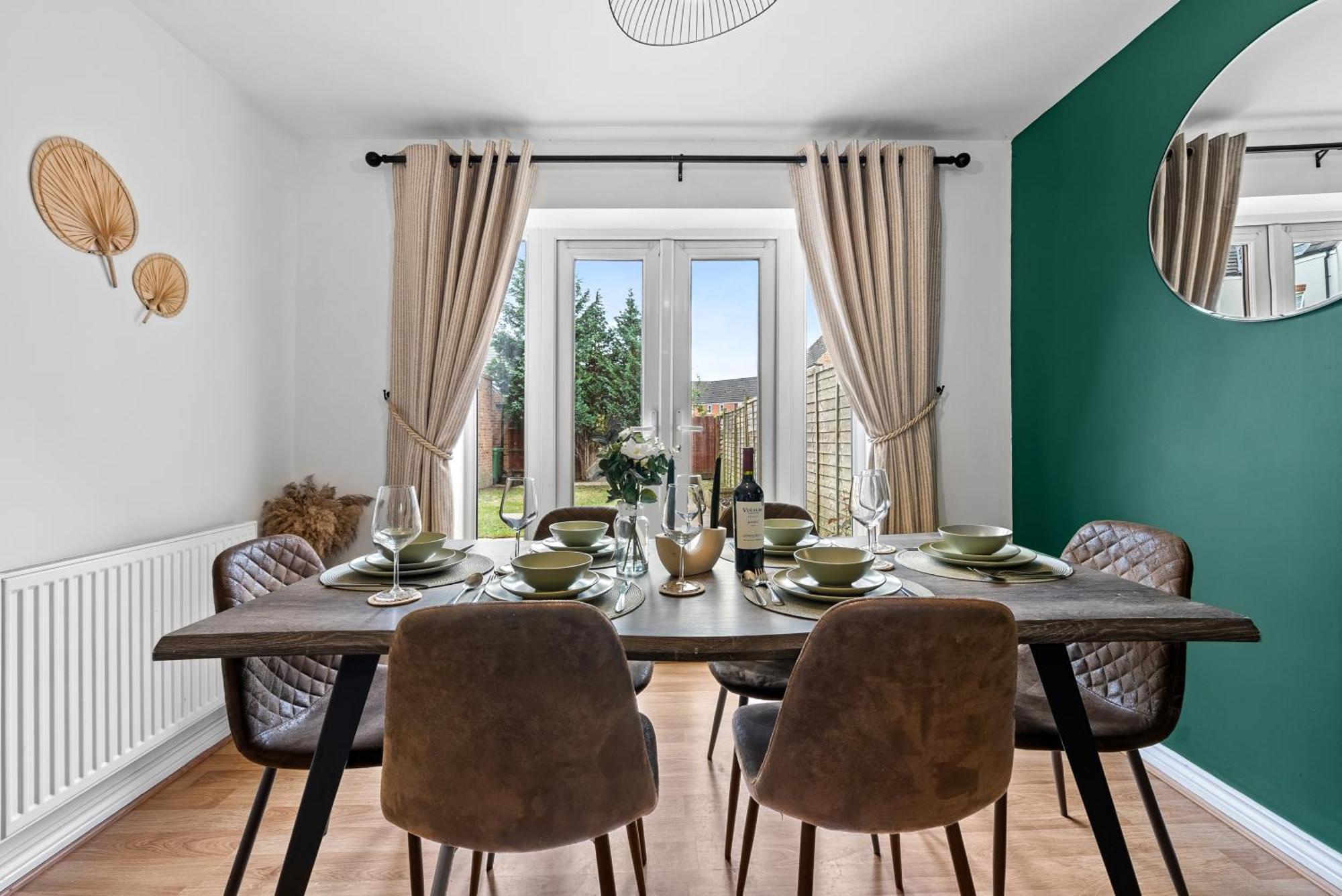 Apartment Spacious 6-bedroom House - 3 Parking Spaces - Superfast Wi-fi - Close To M5 - Long-stay Rates! *