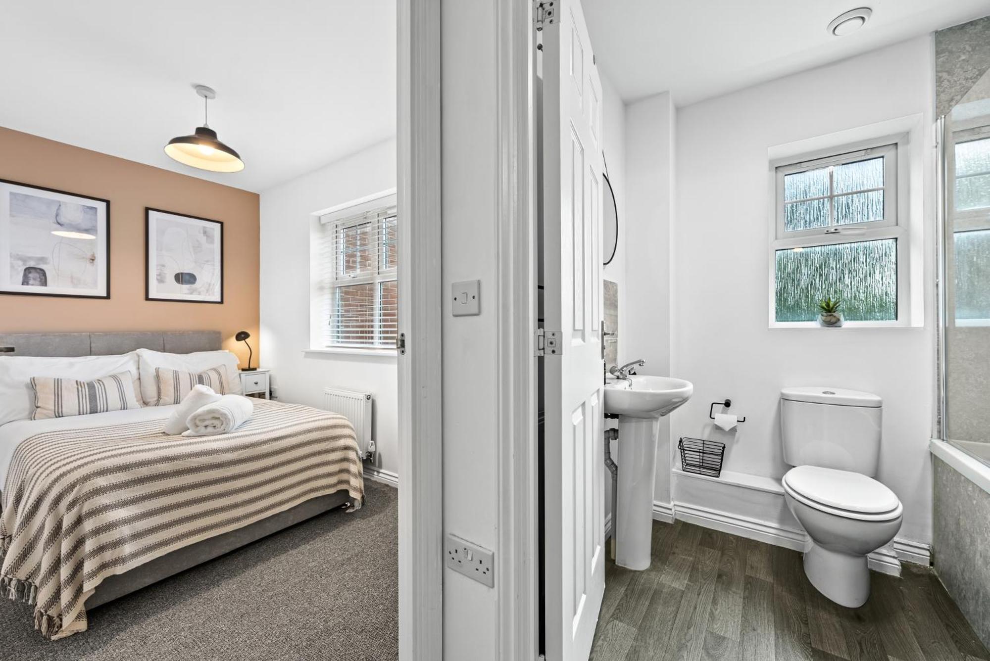 Spacious 6-bedroom House - 3 Parking Spaces - Superfast Wi-fi - Close To M5 - Long-stay Rates! *