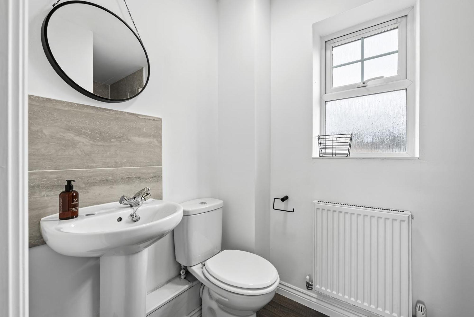 Spacious 6-bedroom House - 3 Parking Spaces - Superfast Wi-fi - Close To M5 - Long-stay Rates! Apartment
