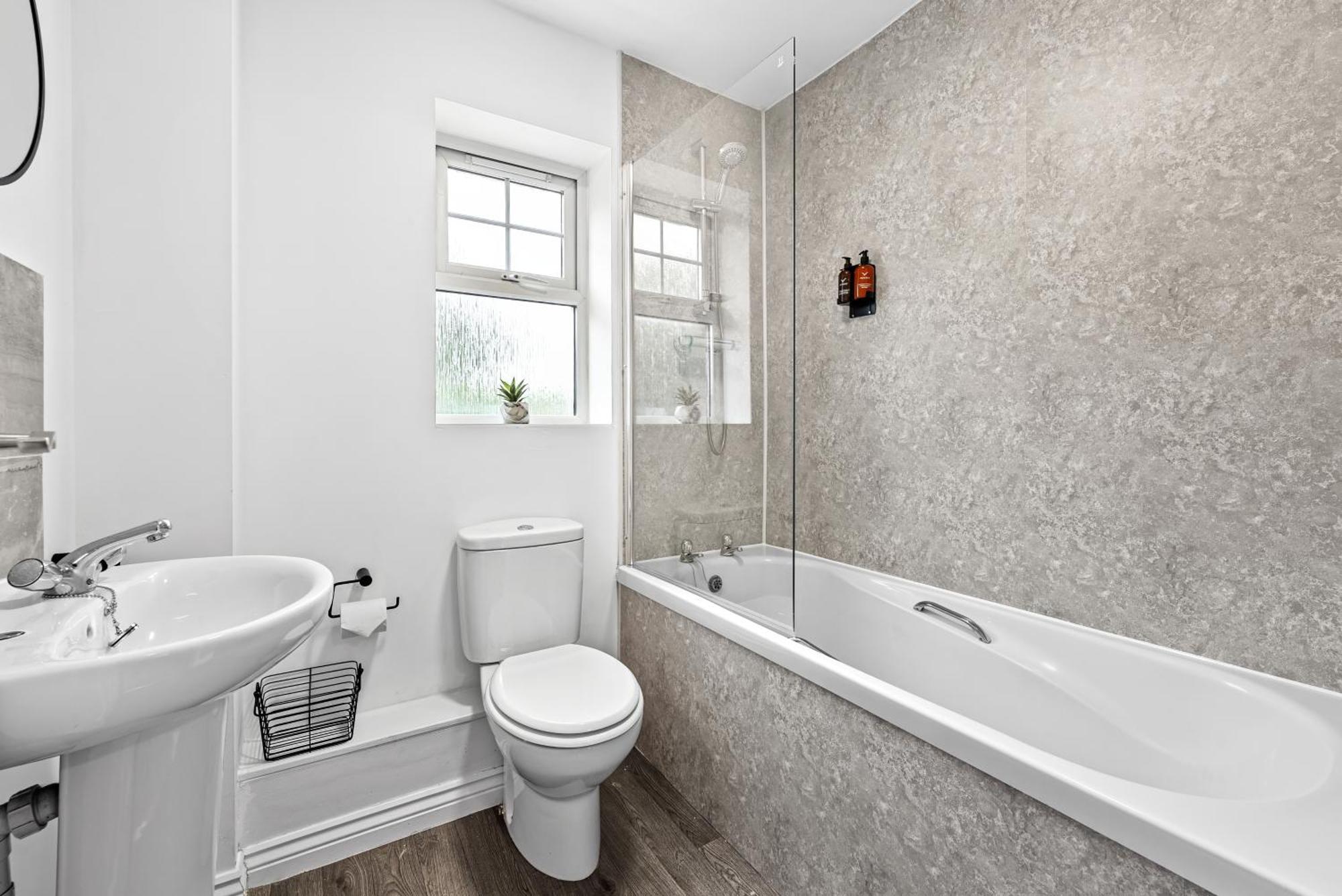 Apartment Spacious 6-bedroom House - 3 Parking Spaces - Superfast Wi-fi - Close To M5 - Long-stay Rates! Gloucester