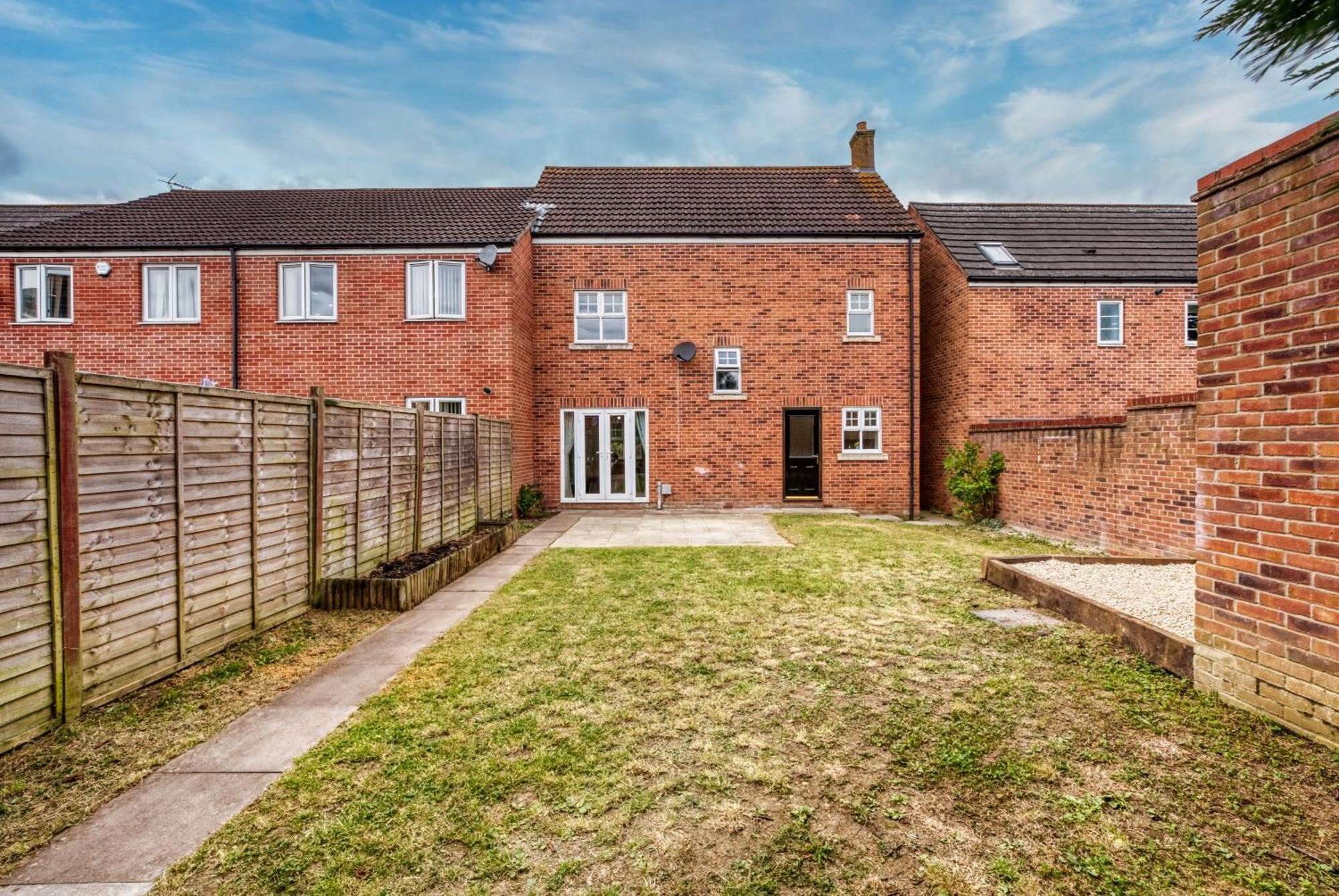 Spacious 6-bedroom House - 3 Parking Spaces - Superfast Wi-fi - Close To M5 - Long-stay Rates! Gloucester