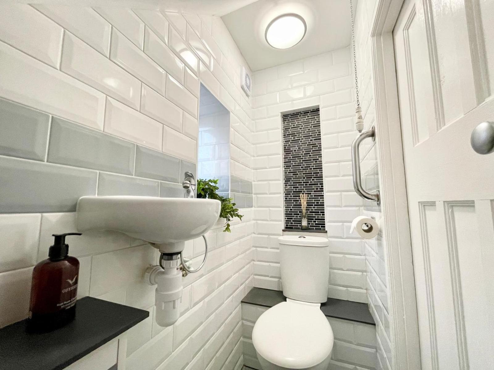 Apartment Large 4-bedroom Detached House - Driveway For 3 Cars - 20-minute Walk To Centre - Gigabit Wi-fi - Long Rates! *