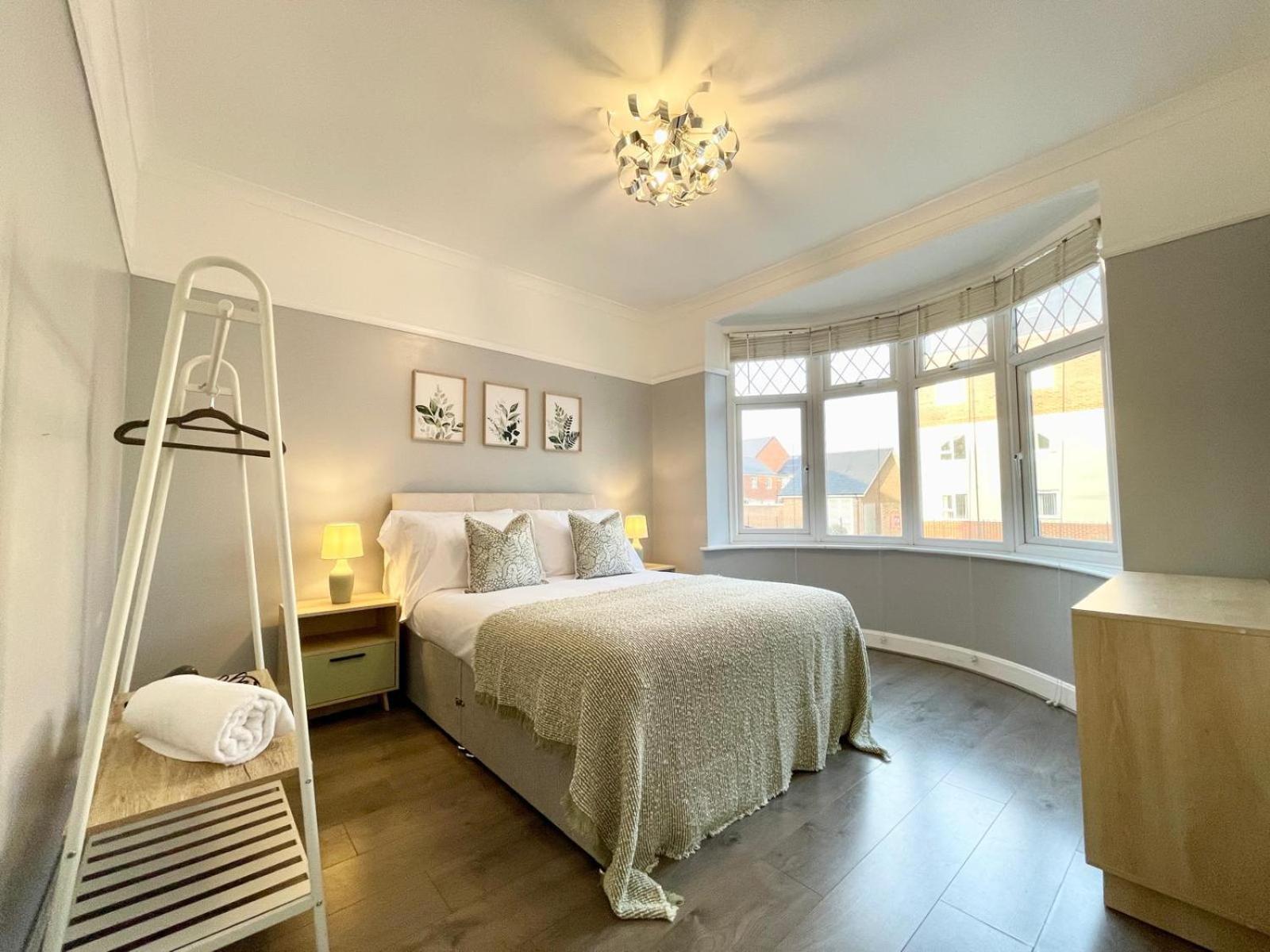 Large 4-bedroom Detached House - Driveway For 3 Cars - 20-minute Walk To Centre - Gigabit Wi-fi - Long Rates! Apartment