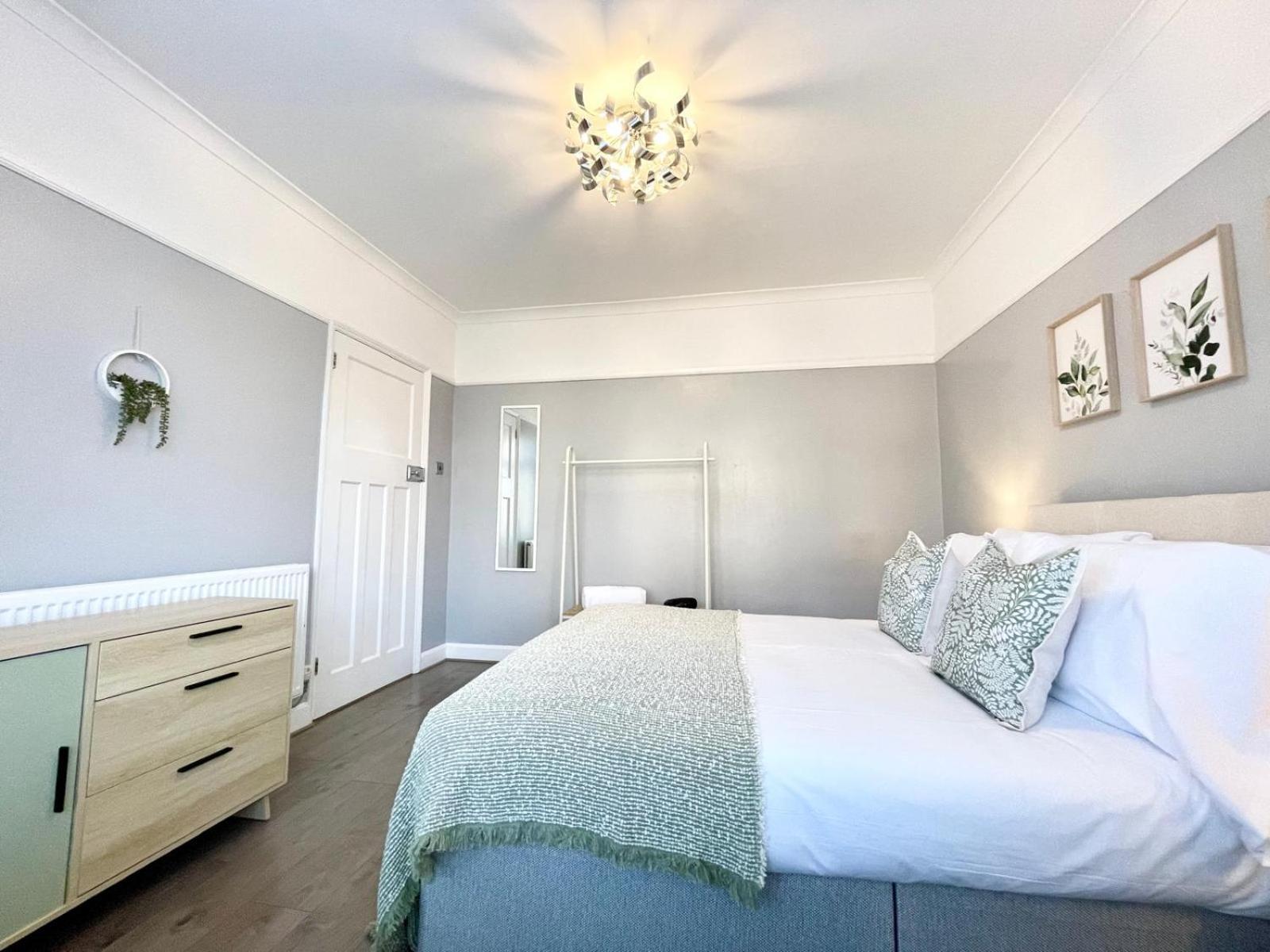 Large 4-bedroom Detached House - Driveway For 3 Cars - 20-minute Walk To Centre - Gigabit Wi-fi - Long Rates! Apartment Gloucester