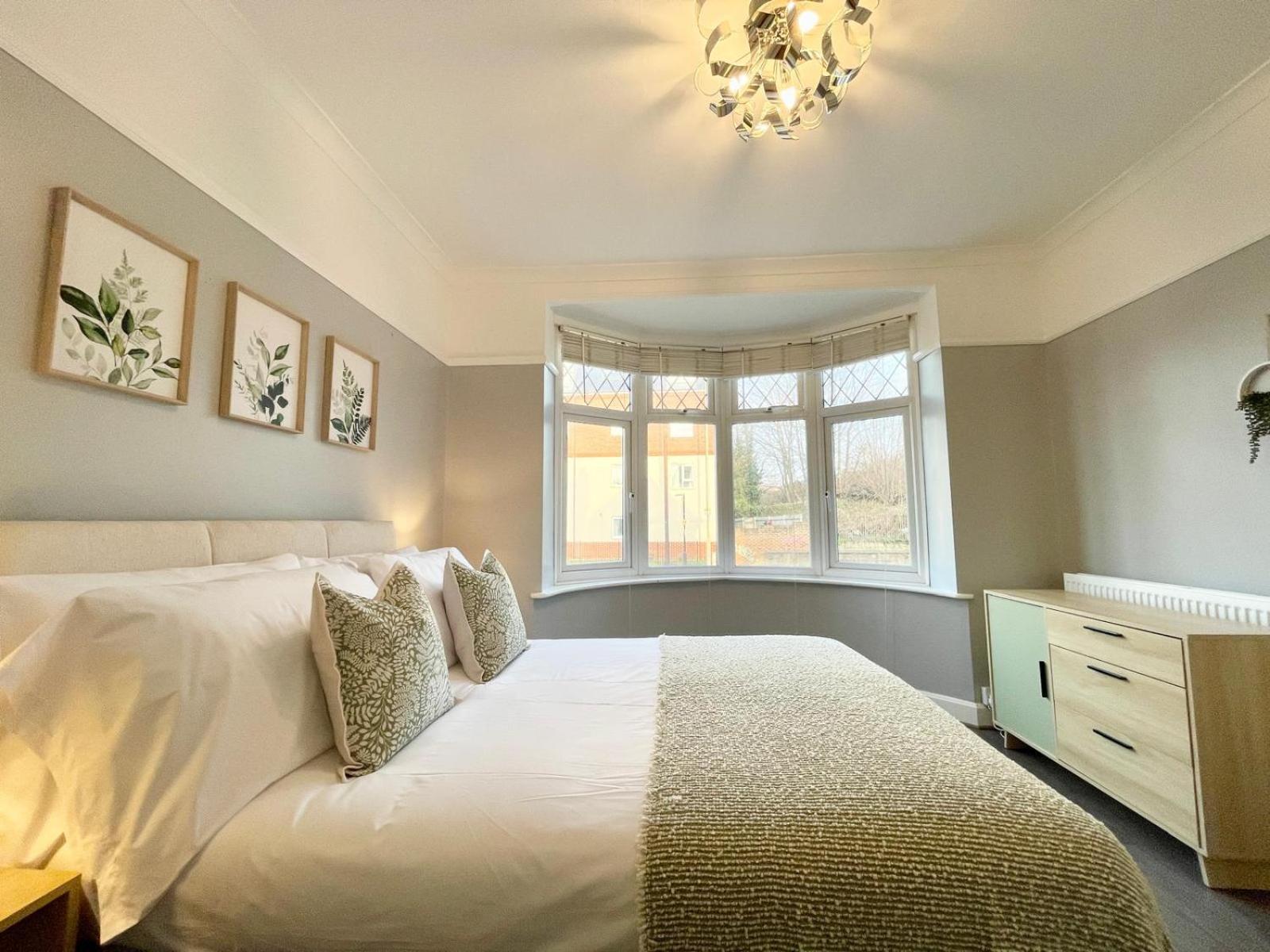 Large 4-bedroom Detached House - Driveway For 3 Cars - 20-minute Walk To Centre - Gigabit Wi-fi - Long Rates! *