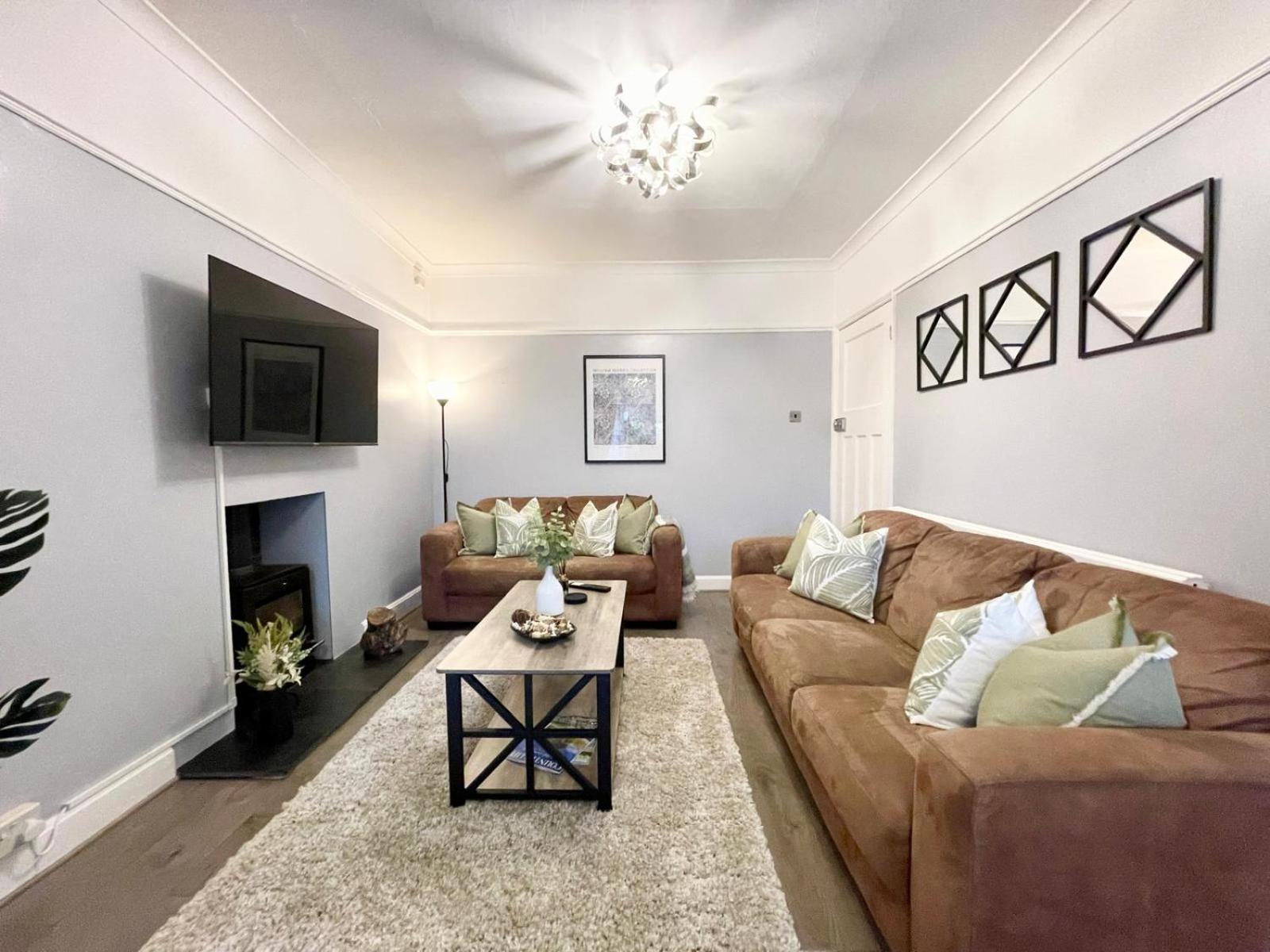 Large 4-bedroom Detached House - Driveway For 3 Cars - 20-minute Walk To Centre - Gigabit Wi-fi - Long Rates! * Gloucester