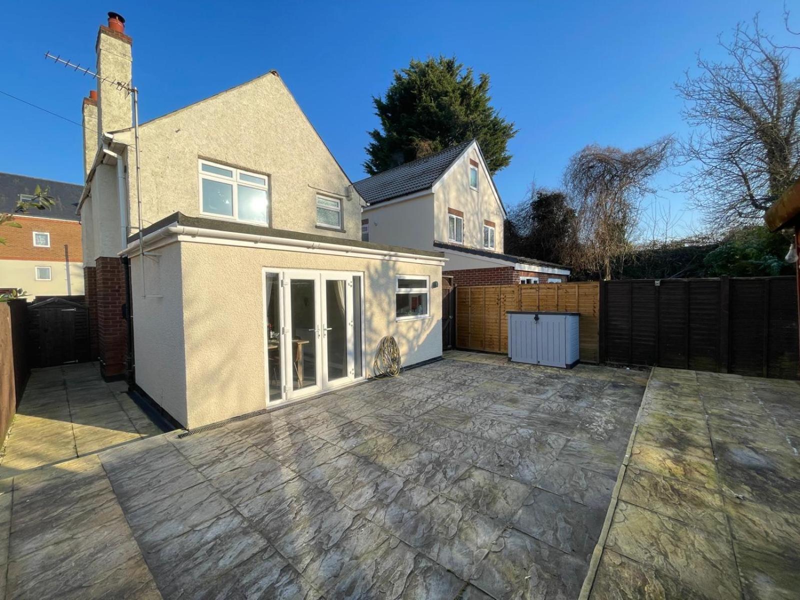 Apartment Large 4-bedroom Detached House - Driveway For 3 Cars - 20-minute Walk To Centre - Gigabit Wi-fi - Long Rates!