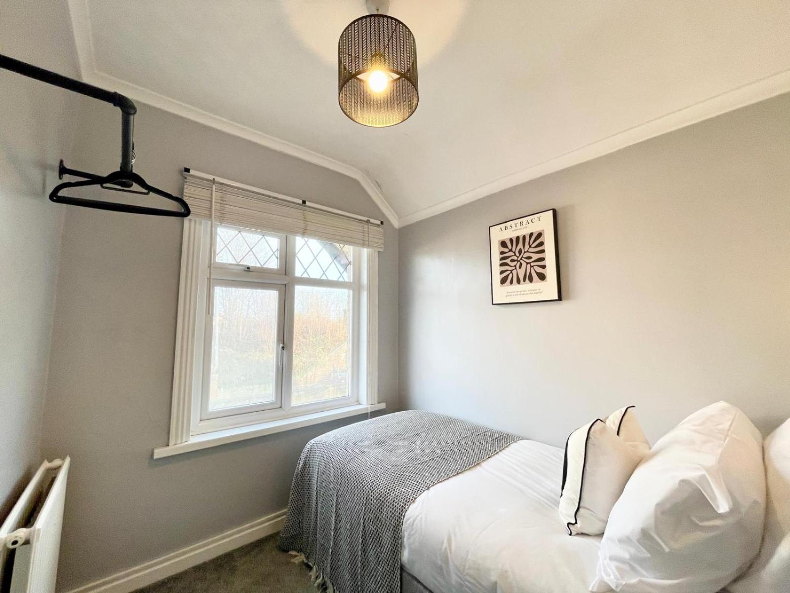 Large 4-bedroom Detached House - Driveway For 3 Cars - 20-minute Walk To Centre - Gigabit Wi-fi - Long Rates! Apartment *