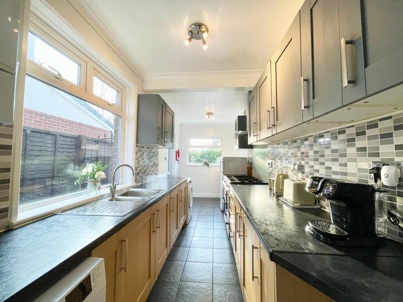Apartment Large 4-bedroom Detached House - Driveway For 3 Cars - 20-minute Walk To Centre - Gigabit Wi-fi - Long Rates! *