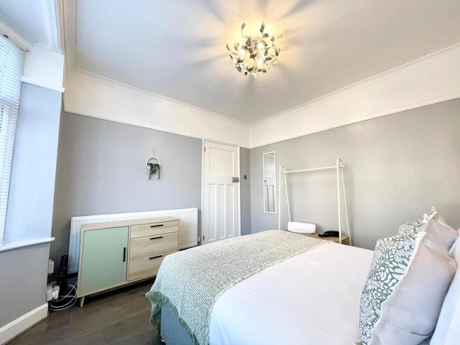 Large 4-bedroom Detached House - Driveway For 3 Cars - 20-minute Walk To Centre - Gigabit Wi-fi - Long Rates! Apartment Gloucester