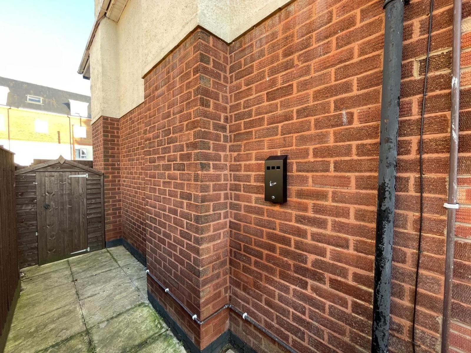 Apartment Large 4-bedroom Detached House - Driveway For 3 Cars - 20-minute Walk To Centre - Gigabit Wi-fi - Long Rates! Gloucester