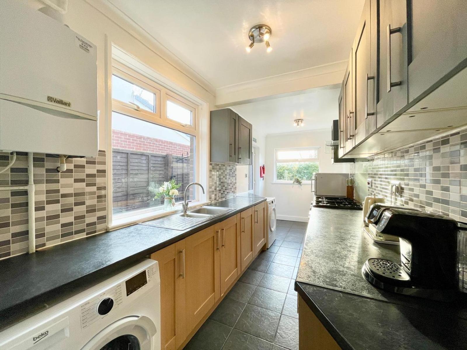 Large 4-bedroom Detached House - Driveway For 3 Cars - 20-minute Walk To Centre - Gigabit Wi-fi - Long Rates! *