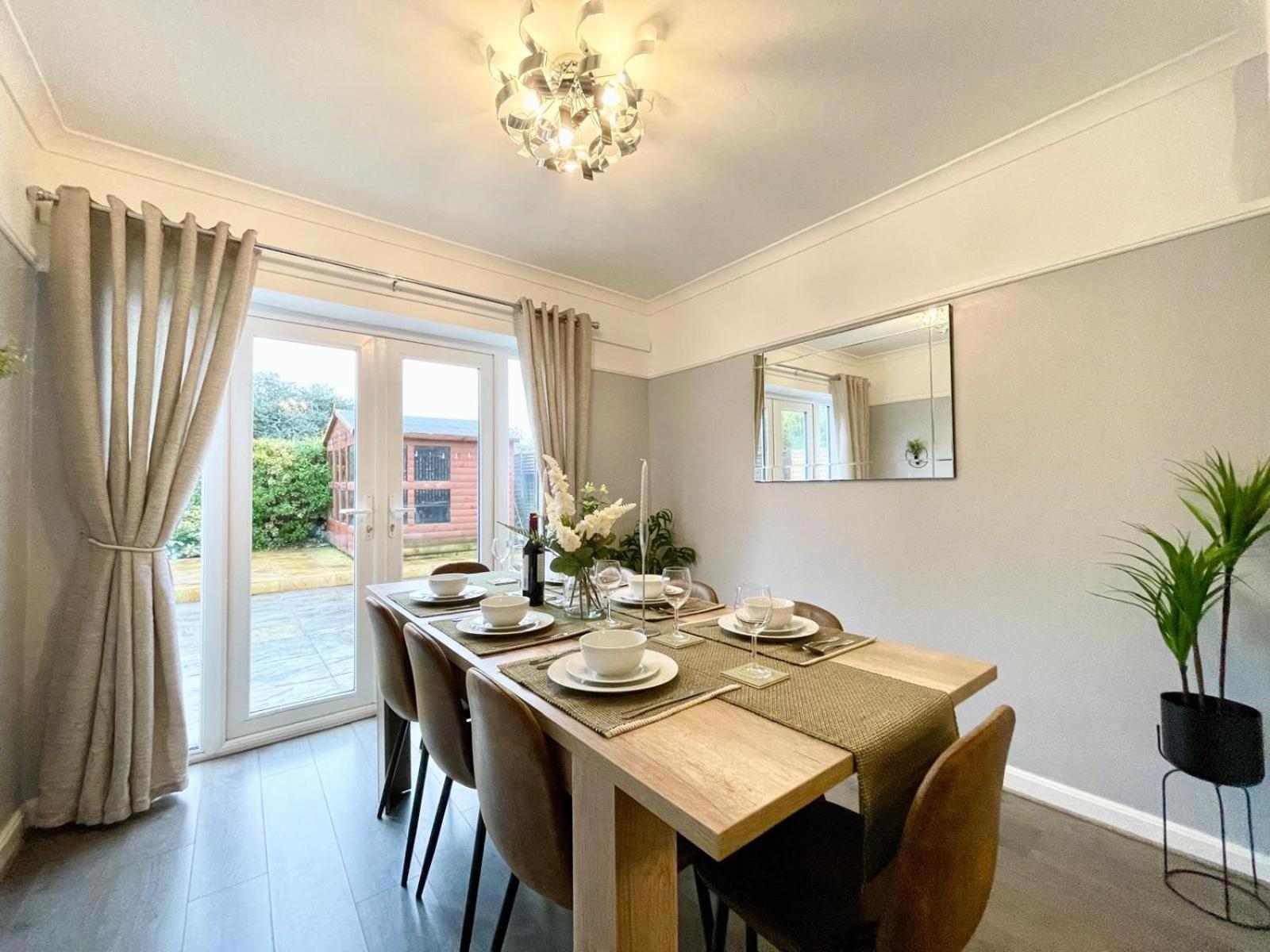Large 4-bedroom Detached House - Driveway For 3 Cars - 20-minute Walk To Centre - Gigabit Wi-fi - Long Rates! Gloucester