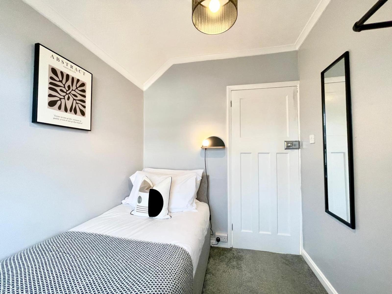 Large 4-bedroom Detached House - Driveway For 3 Cars - 20-minute Walk To Centre - Gigabit Wi-fi - Long Rates! * Gloucester