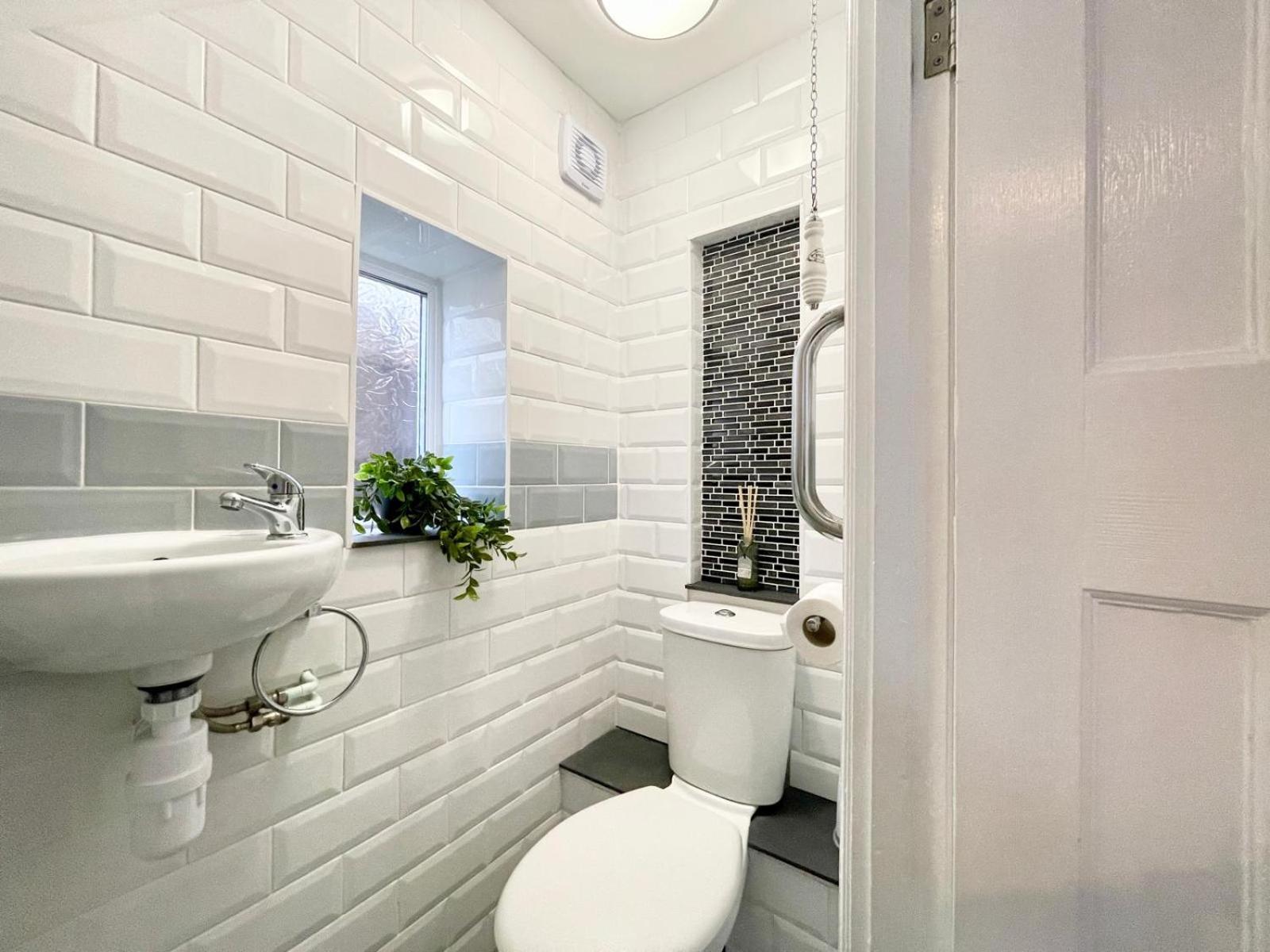 Apartment Large 4-bedroom Detached House - Driveway For 3 Cars - 20-minute Walk To Centre - Gigabit Wi-fi - Long Rates!