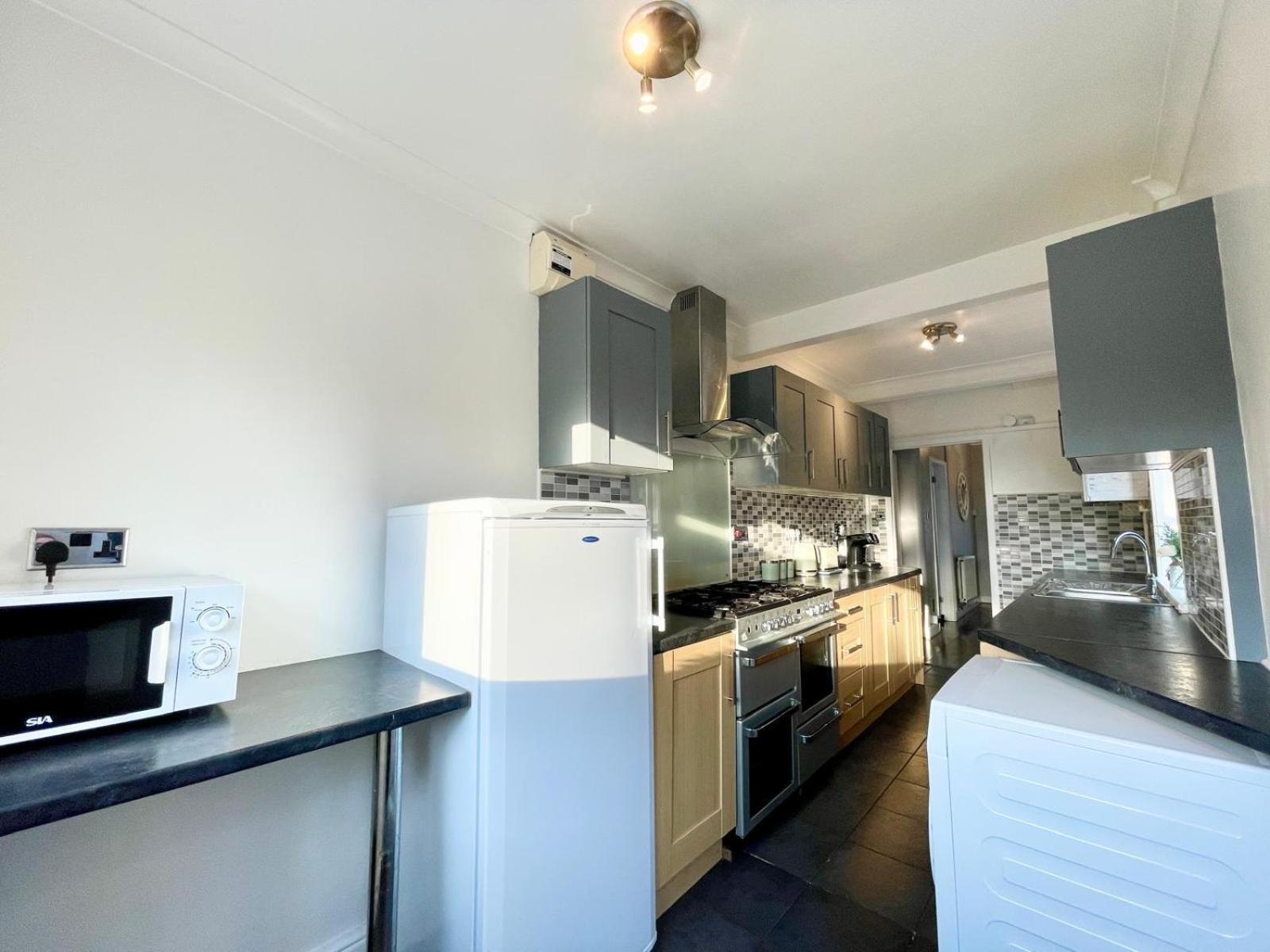 Apartment Large 4-bedroom Detached House - Driveway For 3 Cars - 20-minute Walk To Centre - Gigabit Wi-fi - Long Rates! *
