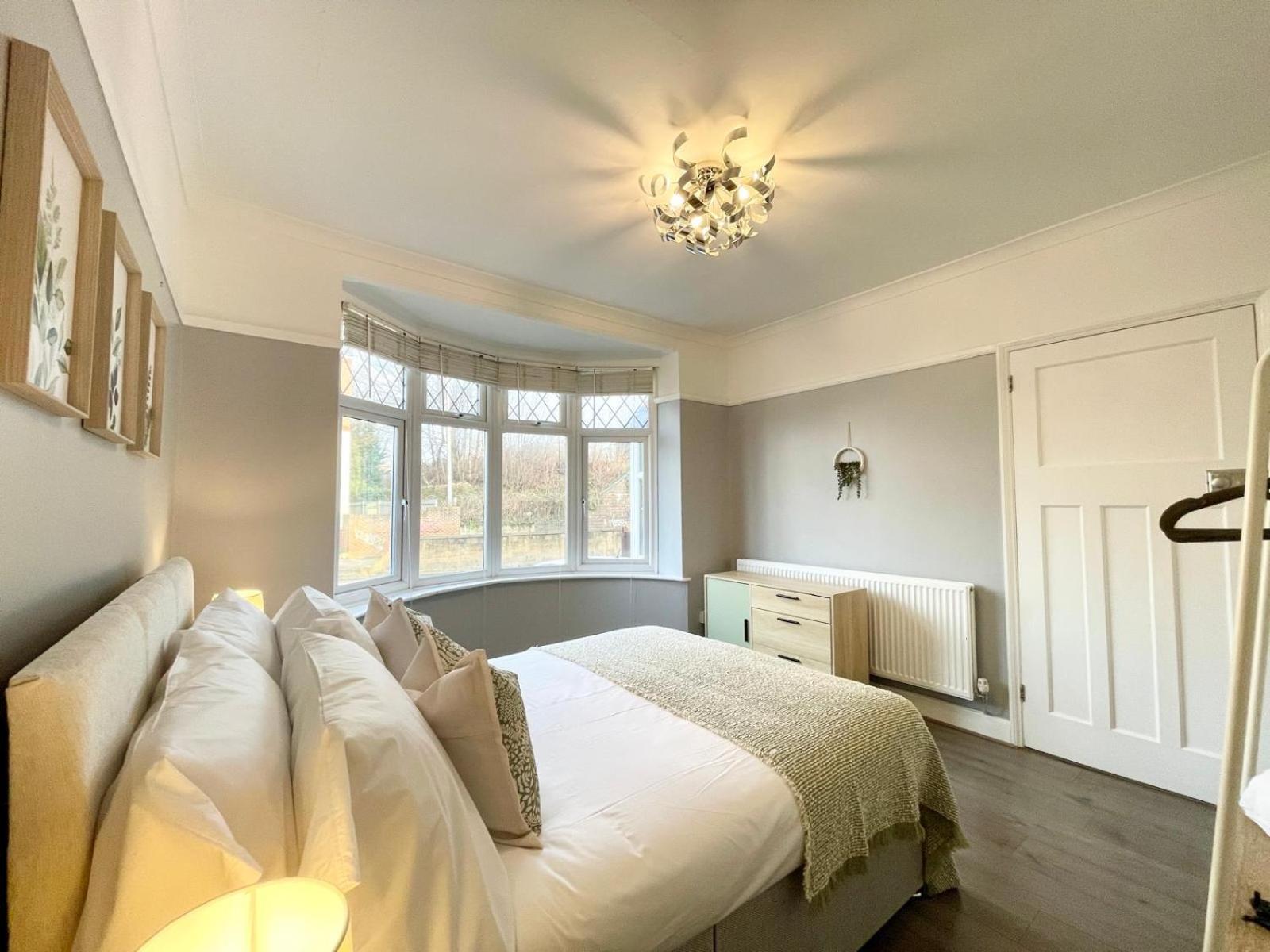 Apartment Large 4-bedroom Detached House - Driveway For 3 Cars - 20-minute Walk To Centre - Gigabit Wi-fi - Long Rates! Gloucester