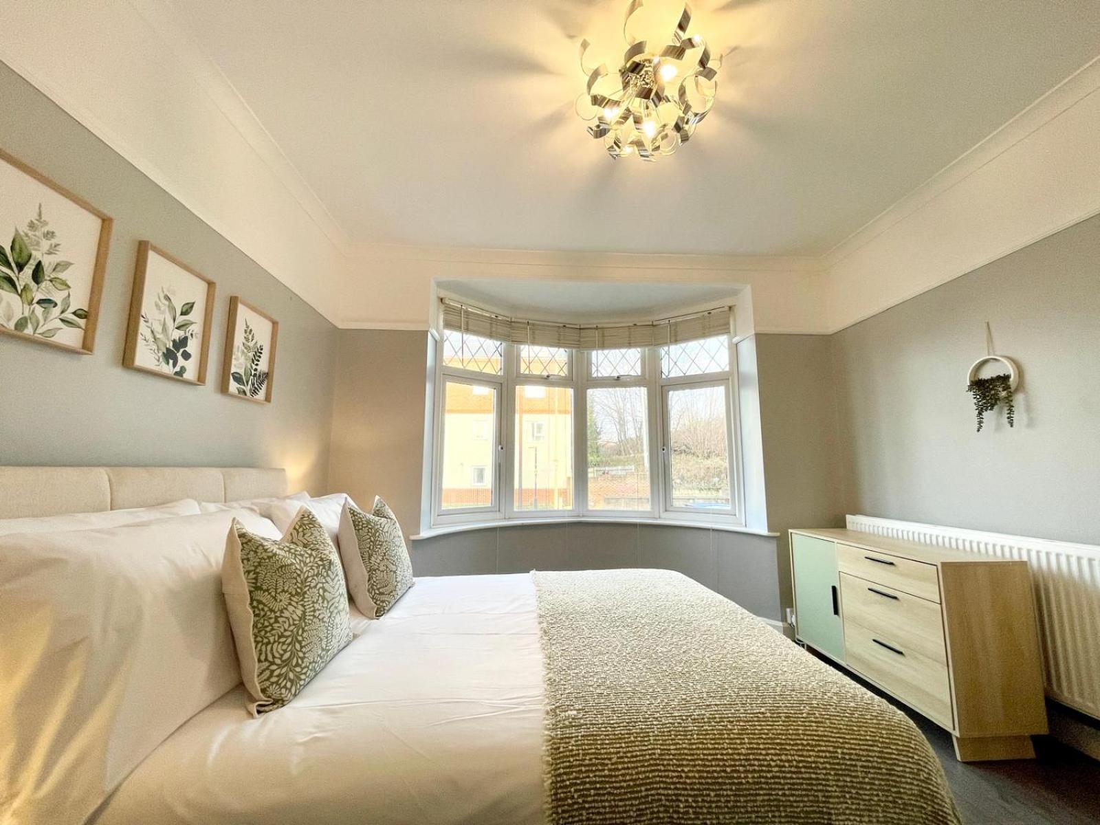Large 4-bedroom Detached House - Driveway For 3 Cars - 20-minute Walk To Centre - Gigabit Wi-fi - Long Rates! *