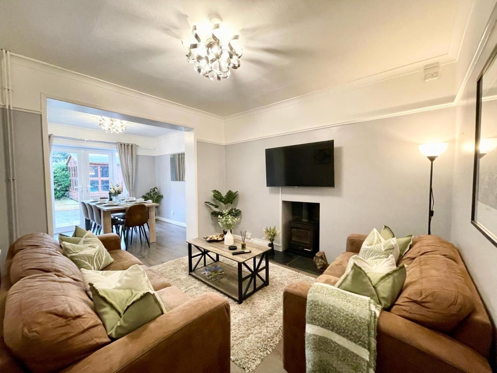 Large 4-bedroom Detached House - Driveway For 3 Cars - 20-minute Walk To Centre - Gigabit Wi-fi - Long Rates!