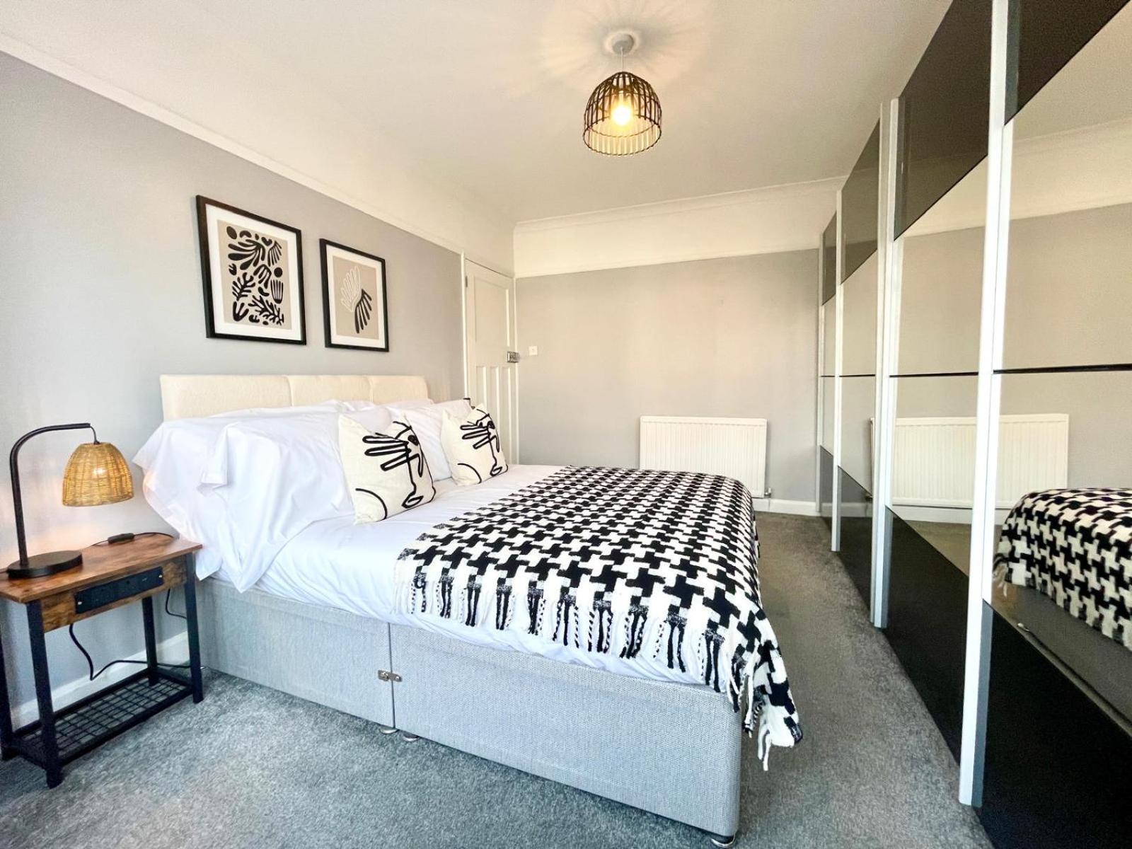 Large 4-bedroom Detached House - Driveway For 3 Cars - 20-minute Walk To Centre - Gigabit Wi-fi - Long Rates! Apartment *