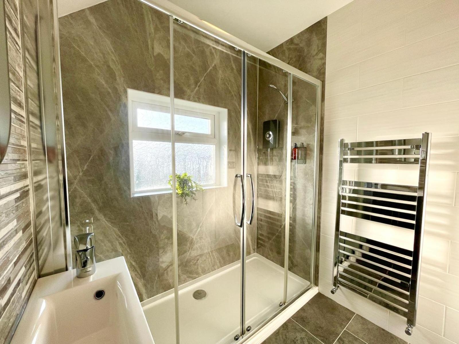 Apartment Large 4-bedroom Detached House - Driveway For 3 Cars - 20-minute Walk To Centre - Gigabit Wi-fi - Long Rates! *