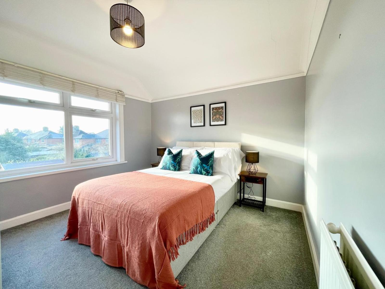 Large 4-bedroom Detached House - Driveway For 3 Cars - 20-minute Walk To Centre - Gigabit Wi-fi - Long Rates! Gloucester