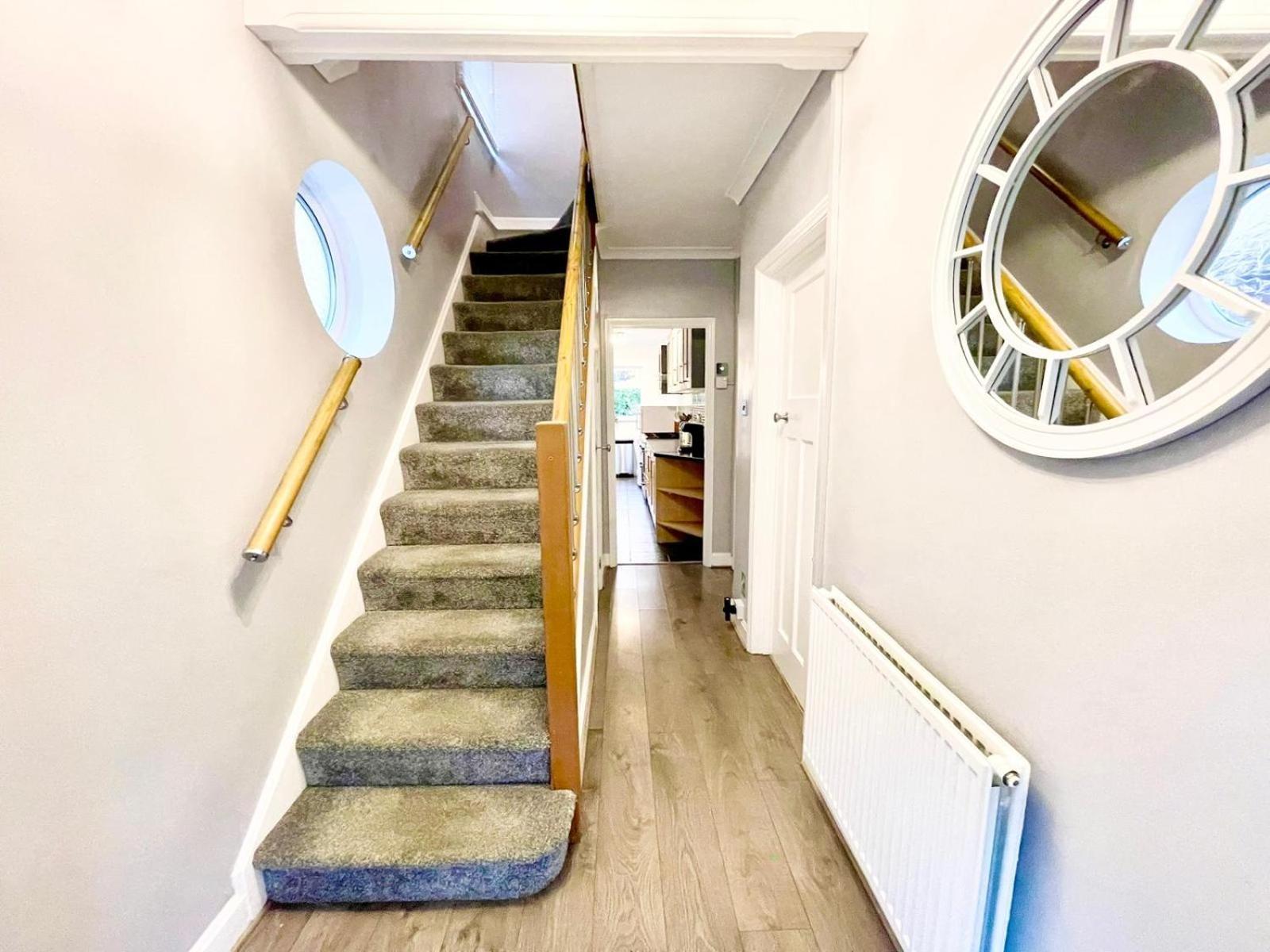 Large 4-bedroom Detached House - Driveway For 3 Cars - 20-minute Walk To Centre - Gigabit Wi-fi - Long Rates! * Gloucester