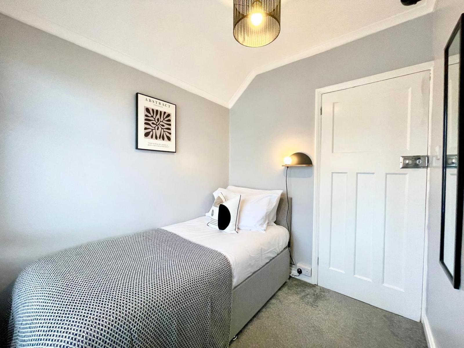 Large 4-bedroom Detached House - Driveway For 3 Cars - 20-minute Walk To Centre - Gigabit Wi-fi - Long Rates! Apartment