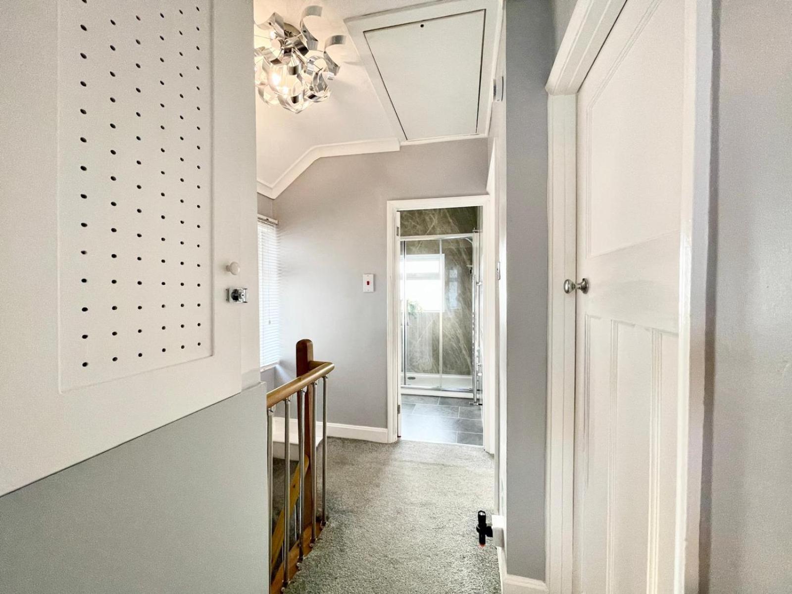Large 4-bedroom Detached House - Driveway For 3 Cars - 20-minute Walk To Centre - Gigabit Wi-fi - Long Rates! Apartment *