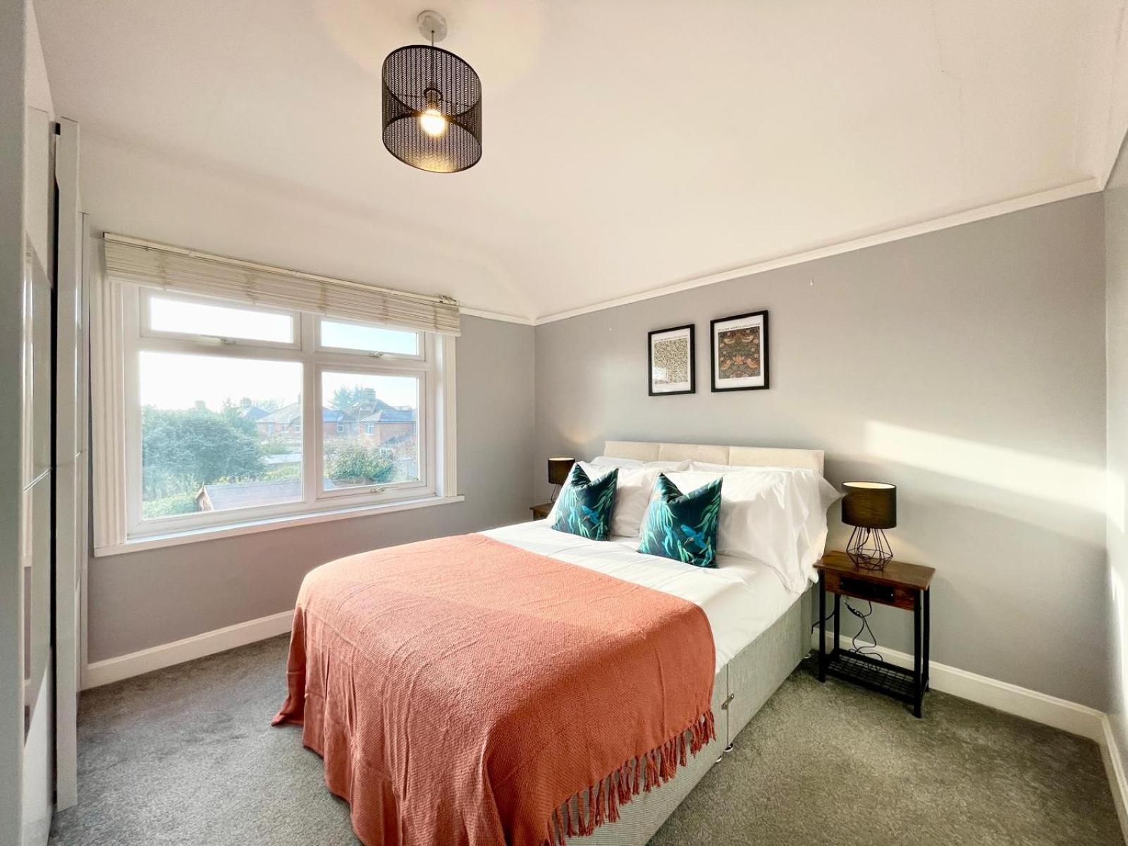 Apartment Large 4-bedroom Detached House - Driveway For 3 Cars - 20-minute Walk To Centre - Gigabit Wi-fi - Long Rates! *