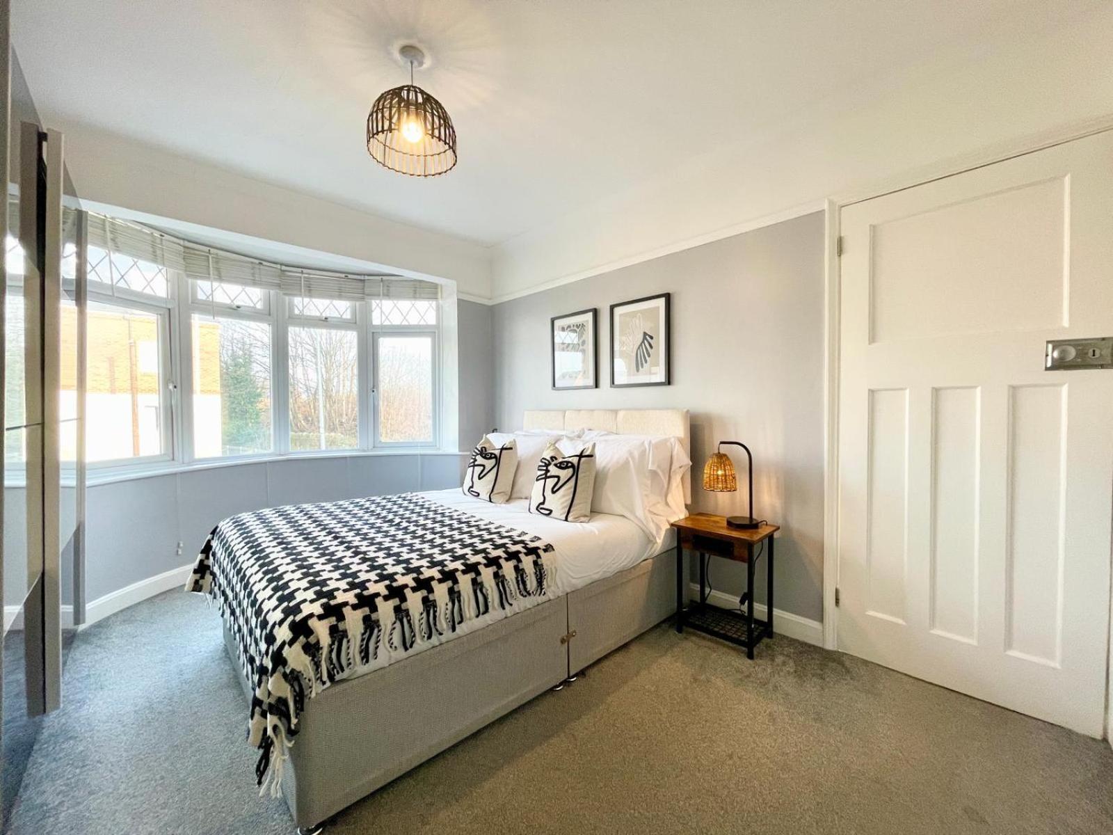 Large 4-bedroom Detached House - Driveway For 3 Cars - 20-minute Walk To Centre - Gigabit Wi-fi - Long Rates! Apartment Gloucester