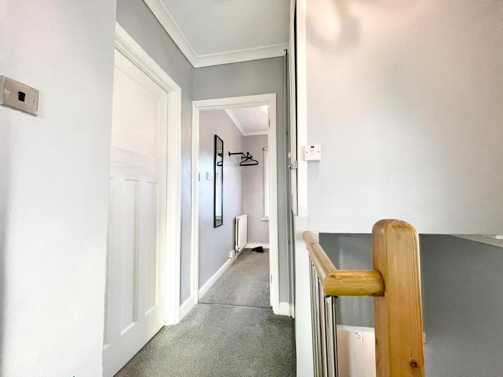 Apartment Large 4-bedroom Detached House - Driveway For 3 Cars - 20-minute Walk To Centre - Gigabit Wi-fi - Long Rates! Gloucester