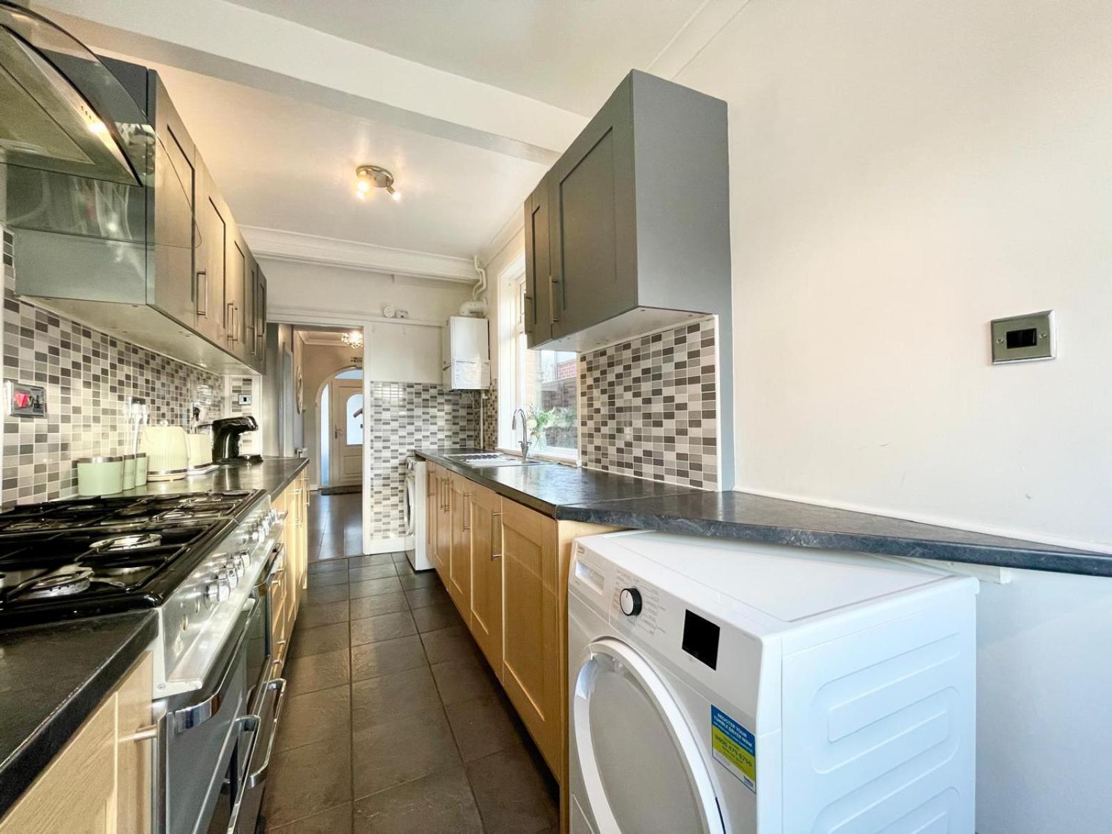 Large 4-bedroom Detached House - Driveway For 3 Cars - 20-minute Walk To Centre - Gigabit Wi-fi - Long Rates! *