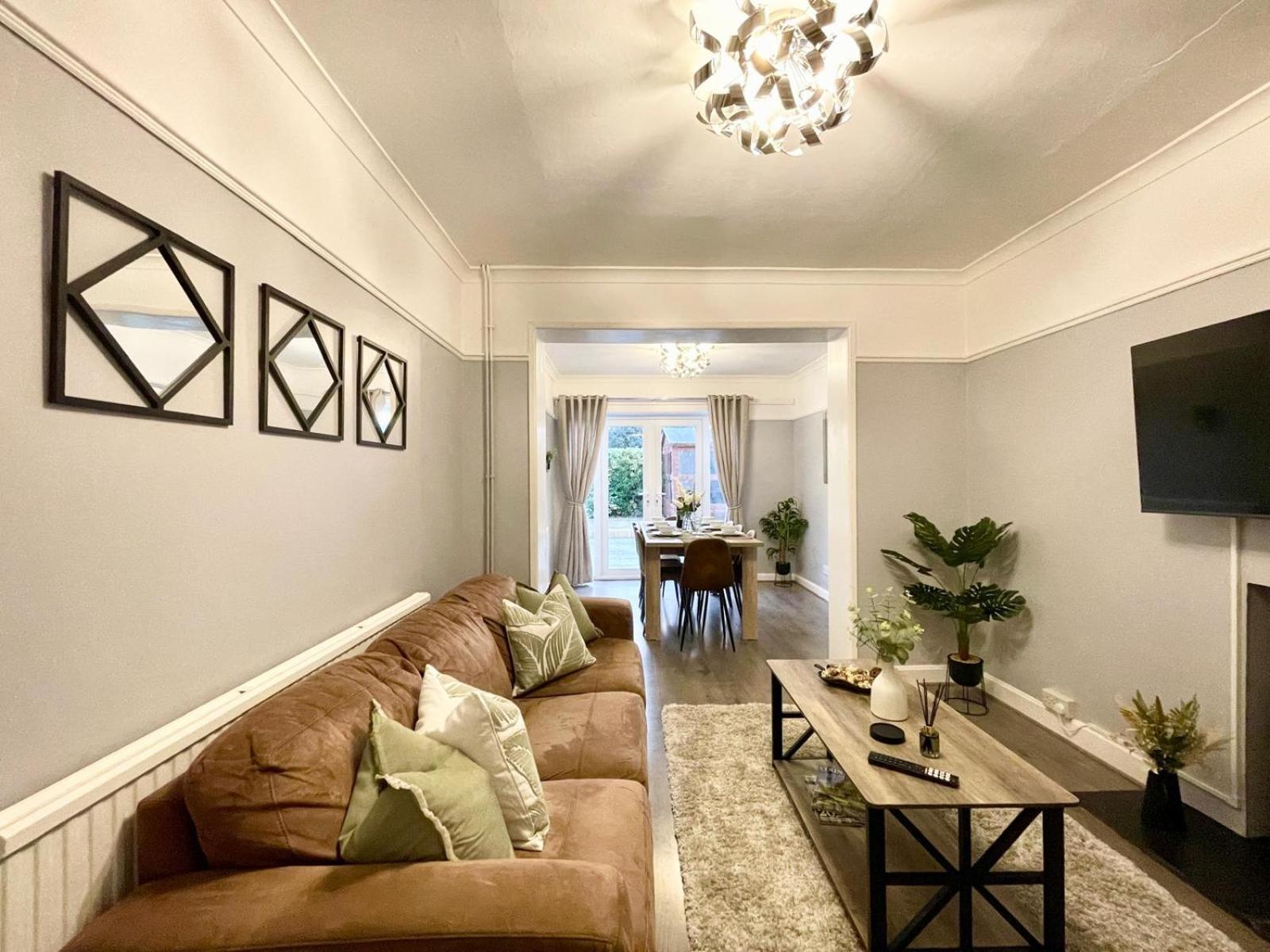 Large 4-bedroom Detached House - Driveway For 3 Cars - 20-minute Walk To Centre - Gigabit Wi-fi - Long Rates! Gloucester