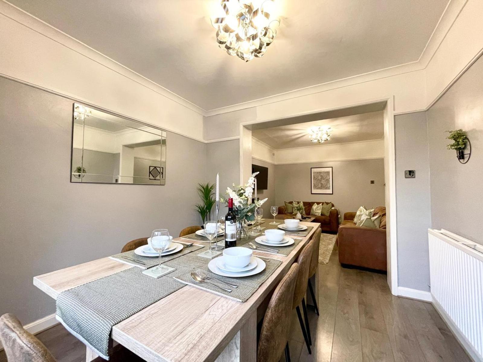 Apartment Large 4-bedroom Detached House - Driveway For 3 Cars - 20-minute Walk To Centre - Gigabit Wi-fi - Long Rates! *