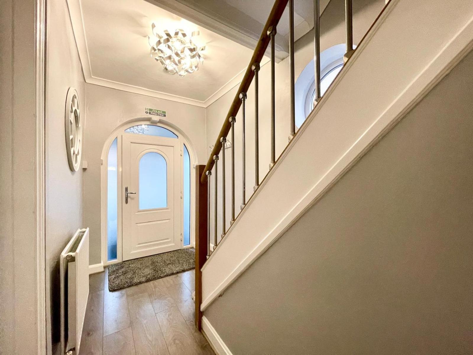 Apartment Large 4-bedroom Detached House - Driveway For 3 Cars - 20-minute Walk To Centre - Gigabit Wi-fi - Long Rates! Gloucester