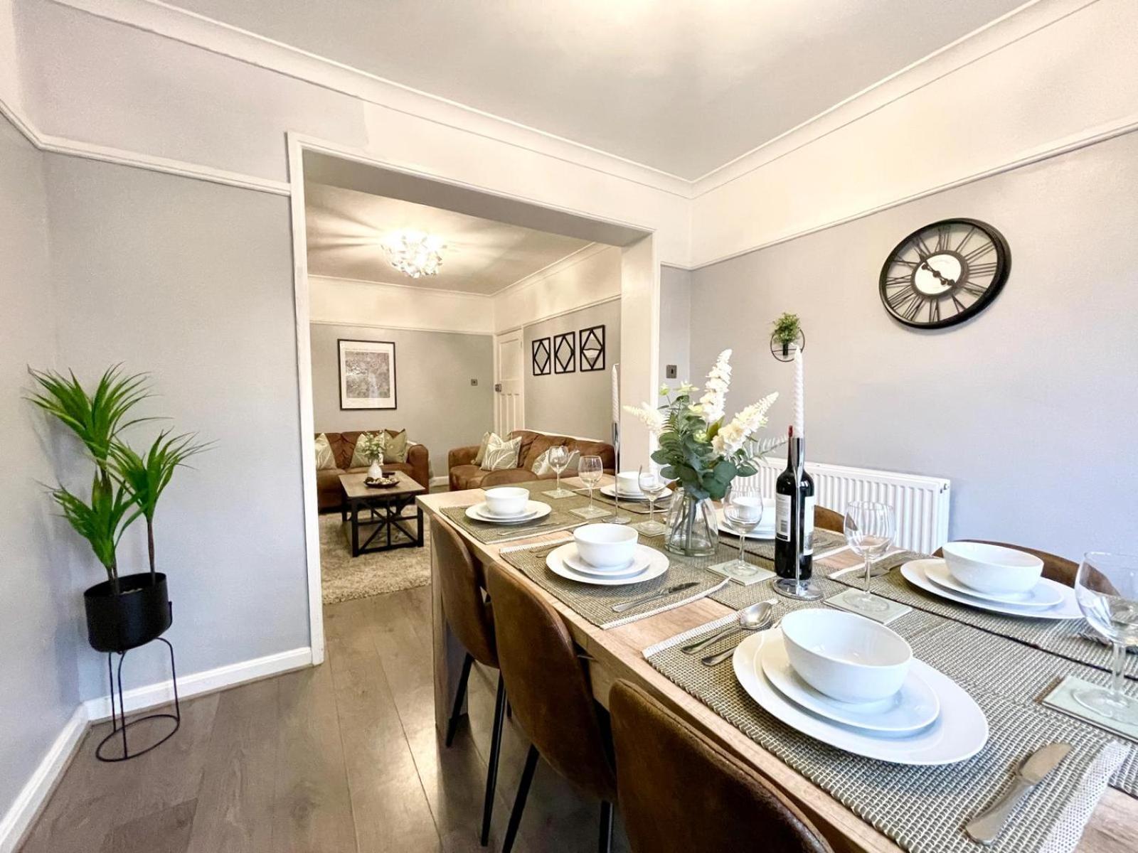 Large 4-bedroom Detached House - Driveway For 3 Cars - 20-minute Walk To Centre - Gigabit Wi-fi - Long Rates! *
