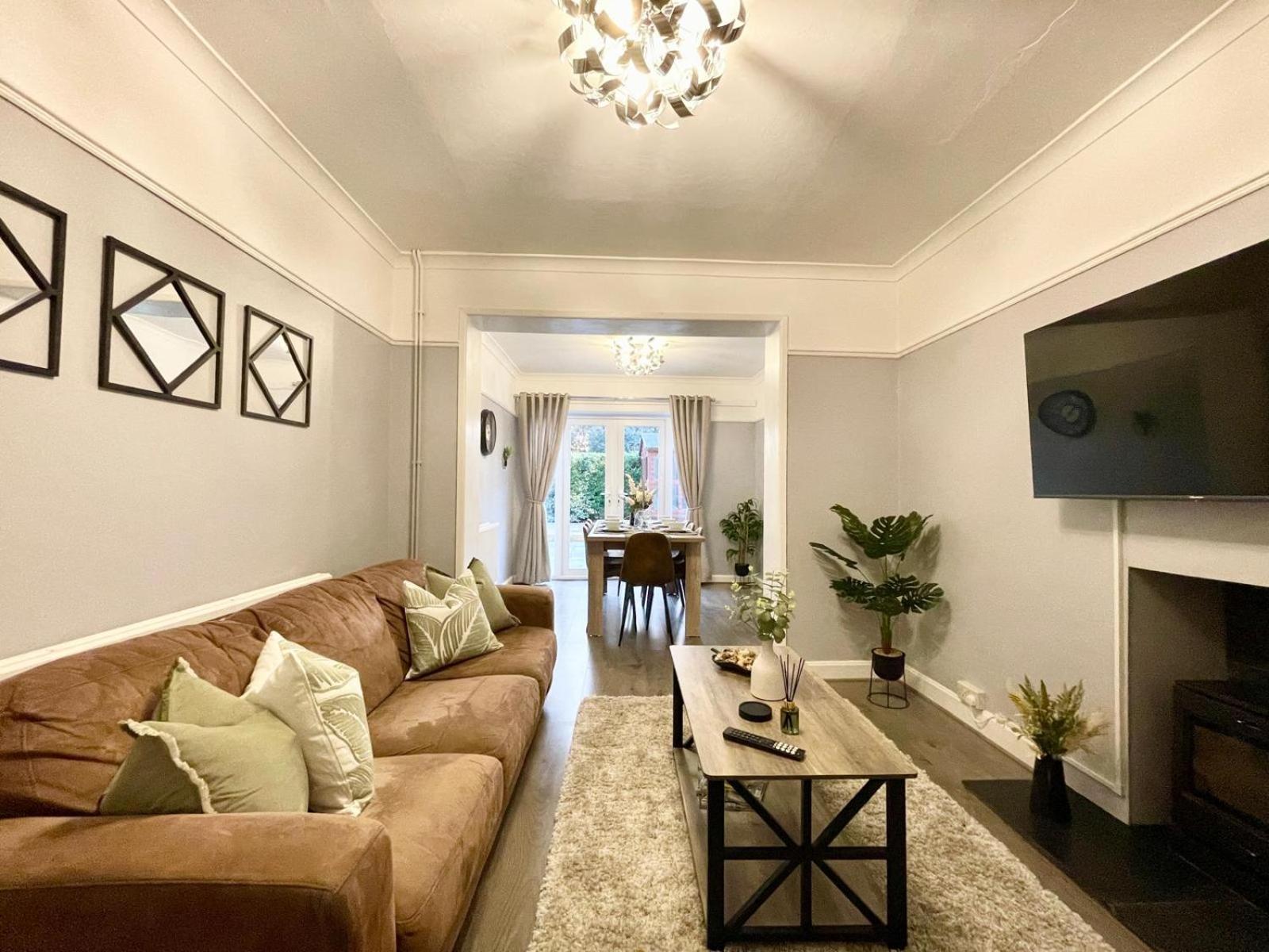 Large 4-bedroom Detached House - Driveway For 3 Cars - 20-minute Walk To Centre - Gigabit Wi-fi - Long Rates! * Gloucester