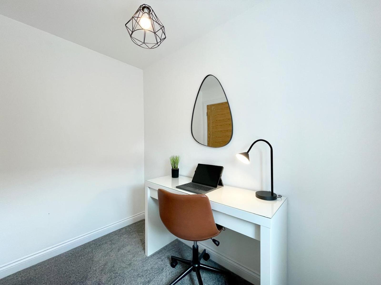 Apartment Brand New 4-bedroom Detached House - 20-min Walk To Docks - Ample Parking - Superfast Wi-fi - Long-stay Rates! Gloucester