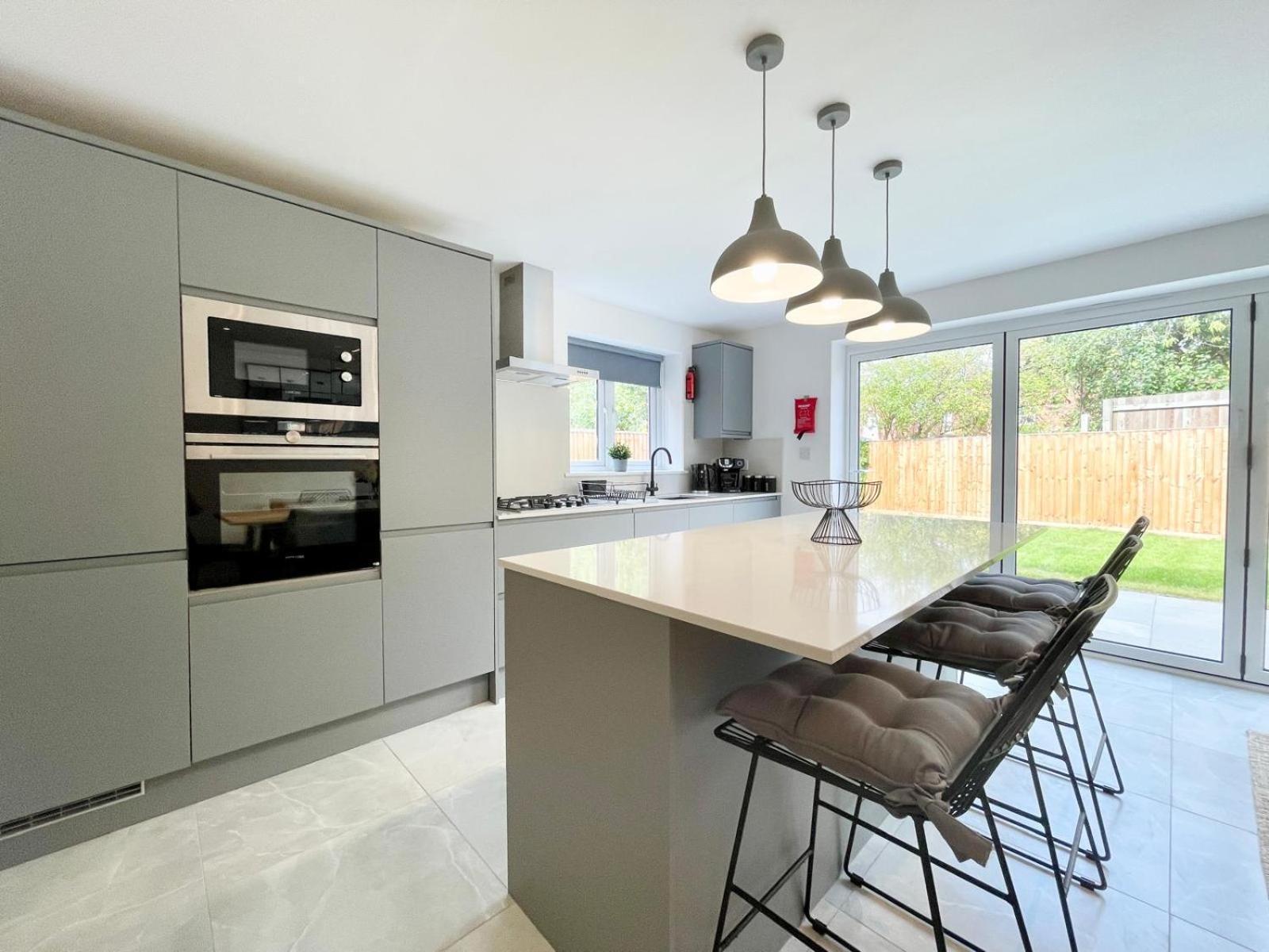 Brand New 4-bedroom Detached House - 20-min Walk To Docks - Ample Parking - Superfast Wi-fi - Long-stay Rates! *
