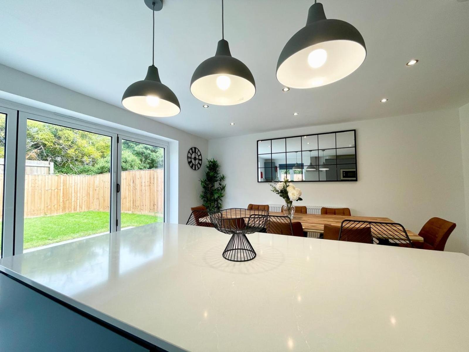 Brand New 4-bedroom Detached House - 20-min Walk To Docks - Ample Parking - Superfast Wi-fi - Long-stay Rates! *