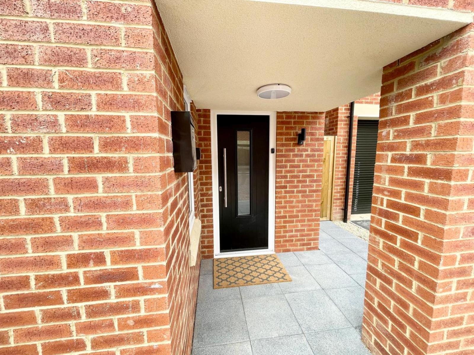 Brand New 4-bedroom Detached House - 20-min Walk To Docks - Ample Parking - Superfast Wi-fi - Long-stay Rates! Gloucester