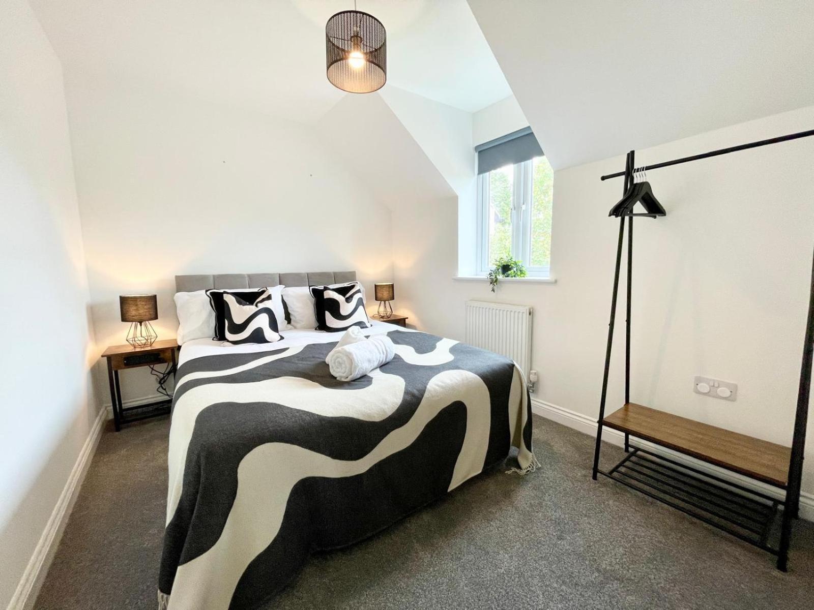 Brand New 4-bedroom Detached House - 20-min Walk To Docks - Ample Parking - Superfast Wi-fi - Long-stay Rates! Apartment