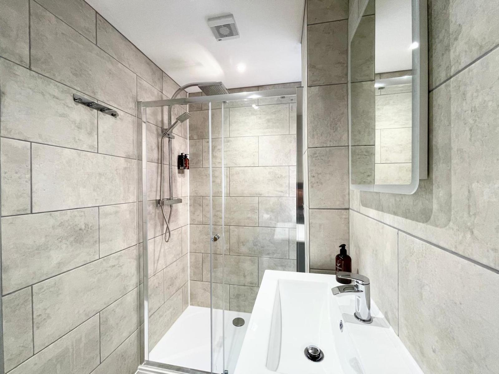 Brand New 4-bedroom Detached House - 20-min Walk To Docks - Ample Parking - Superfast Wi-fi - Long-stay Rates! *