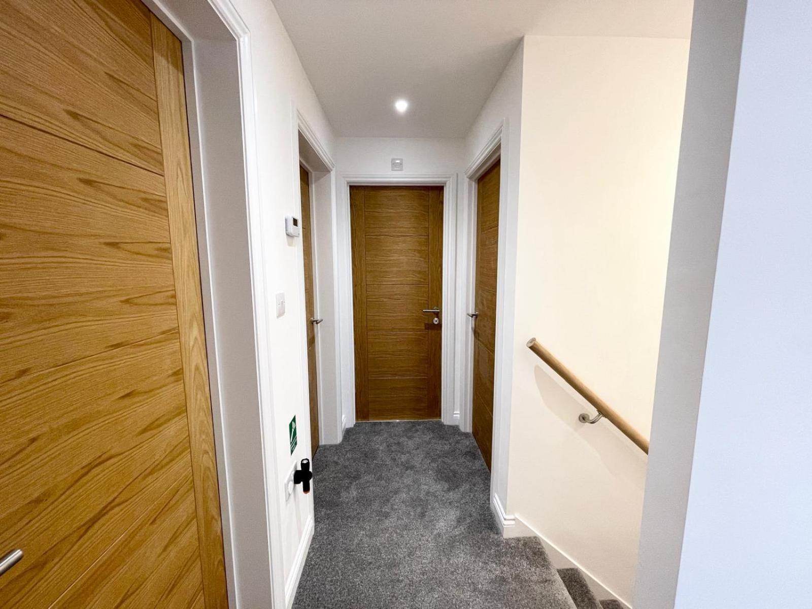 Brand New 4-bedroom Detached House - 20-min Walk To Docks - Ample Parking - Superfast Wi-fi - Long-stay Rates!