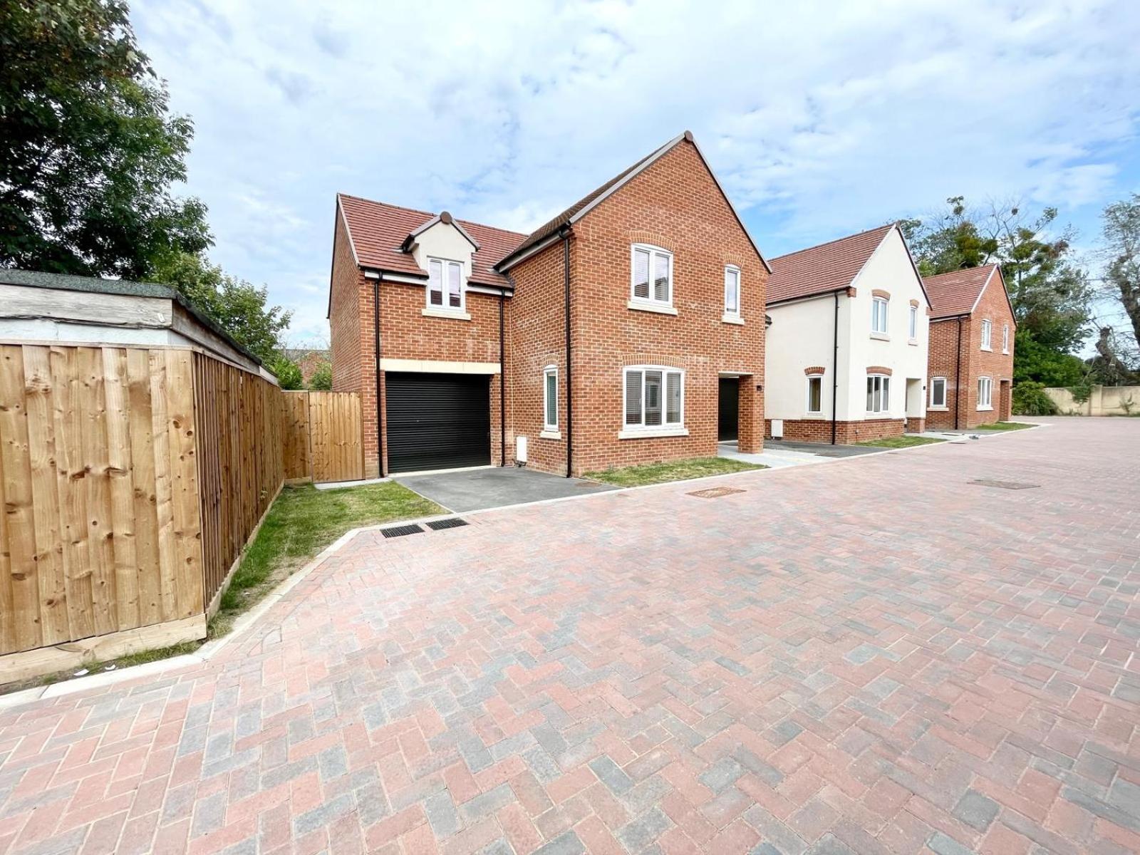 Brand New 4-bedroom Detached House - 20-min Walk To Docks - Ample Parking - Superfast Wi-fi - Long-stay Rates! Apartment *